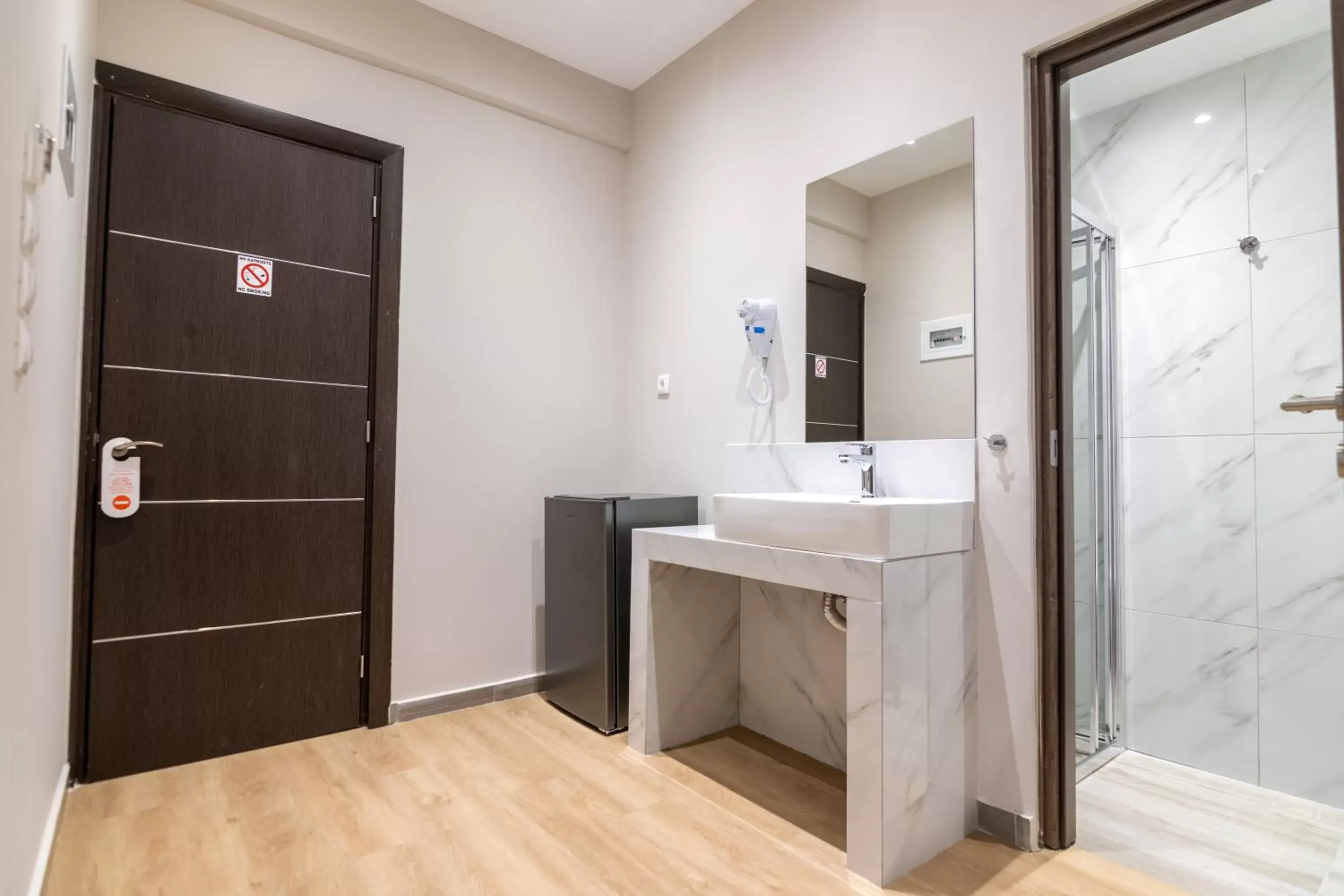 Shower, Bathroom in New Amaryllis Hotel