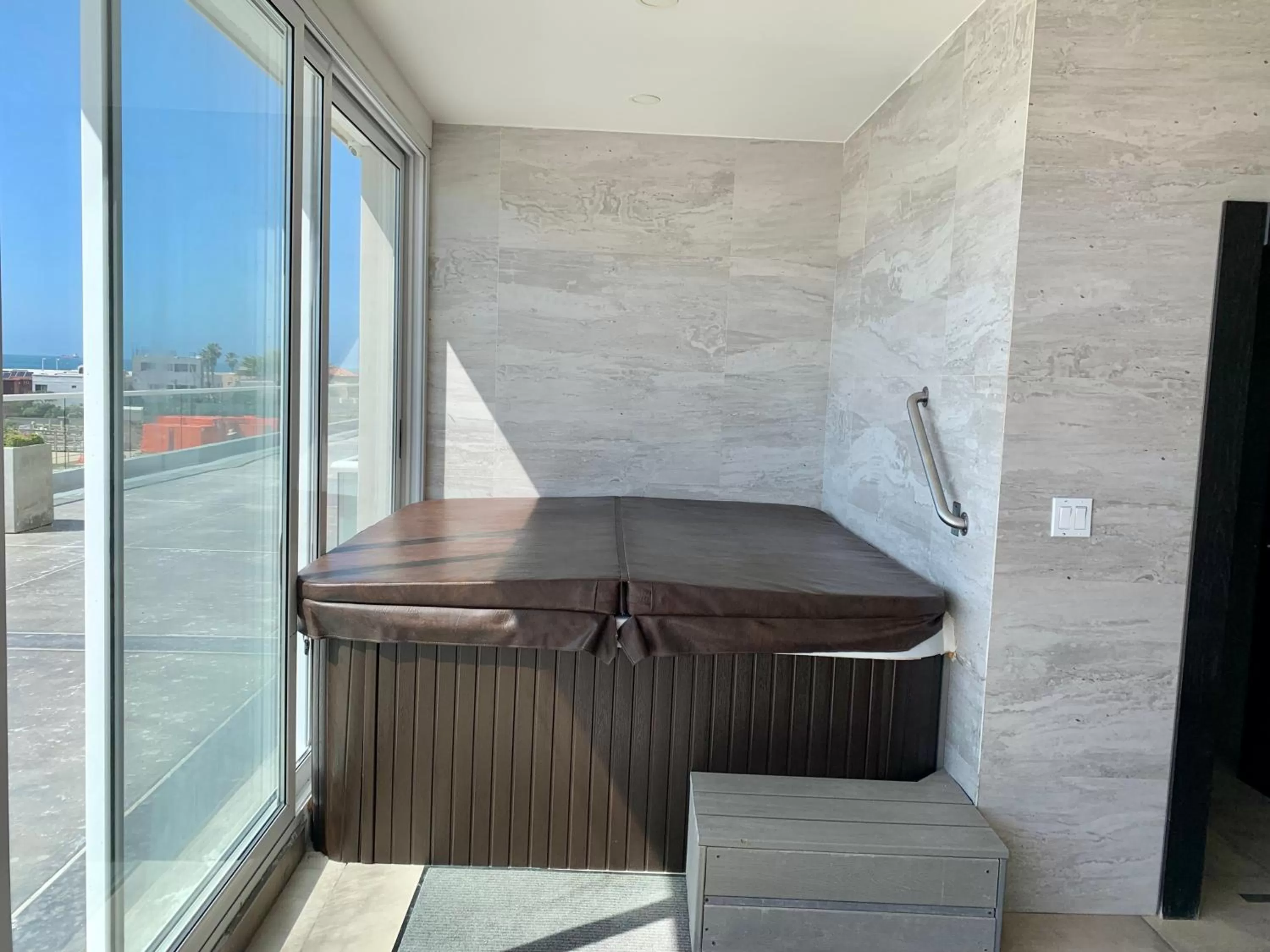 Fabulous Ocean View Condo with Walking Distance to the Beach!