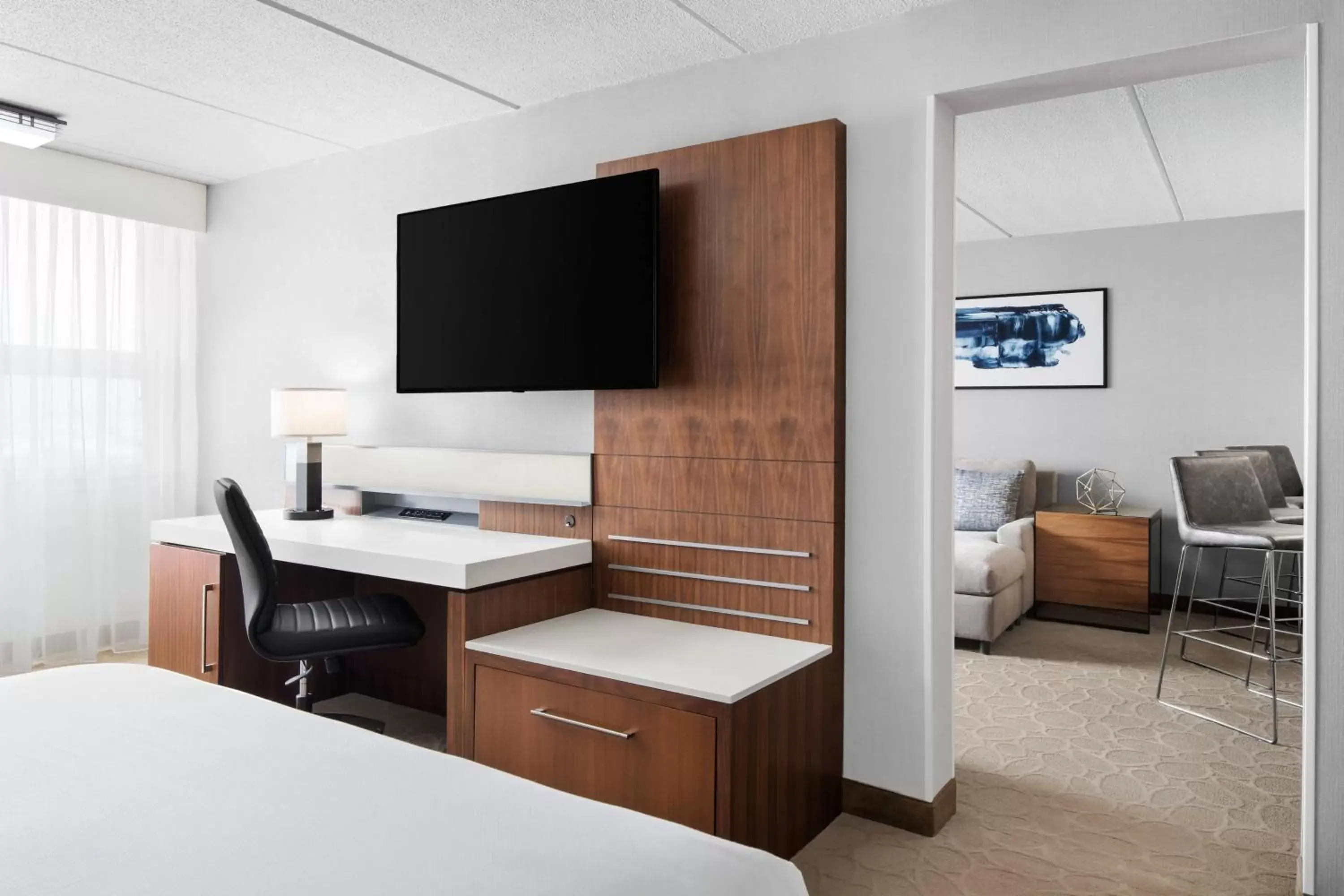Bedroom, TV/Entertainment Center in Delta Hotels by Marriott Green Bay