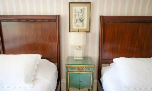 Bed in The Belmont Inn