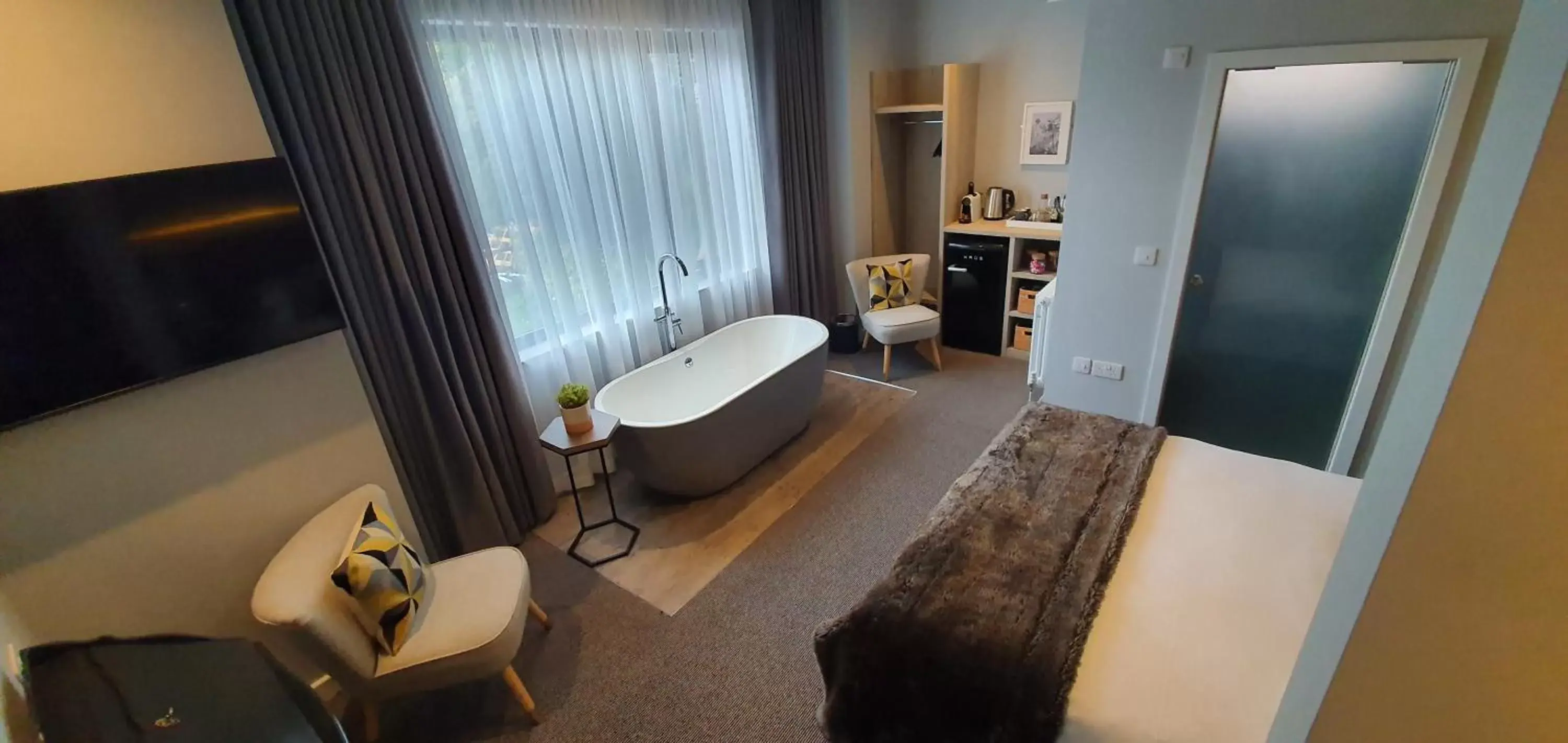 TV and multimedia, Bathroom in Jorvik House