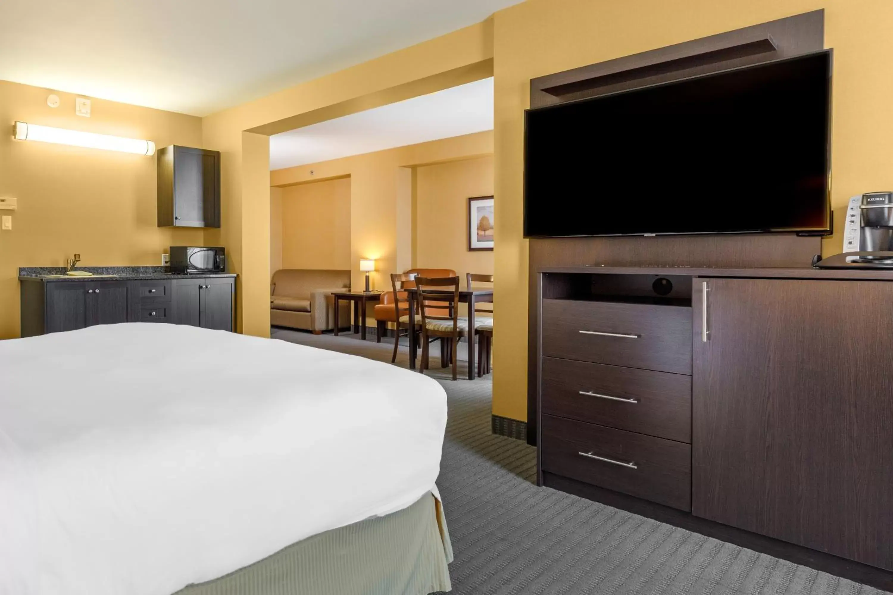 Coffee/tea facilities, TV/Entertainment Center in Quality Inn & Suites Victoriaville