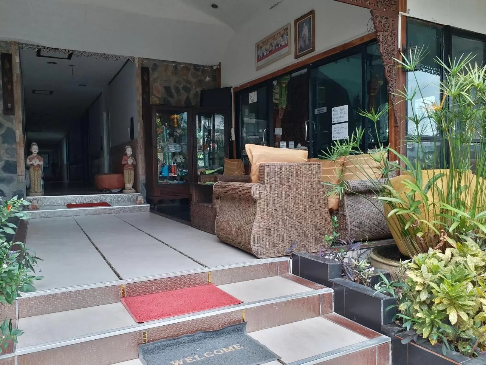 Facade/entrance in Platinum Place