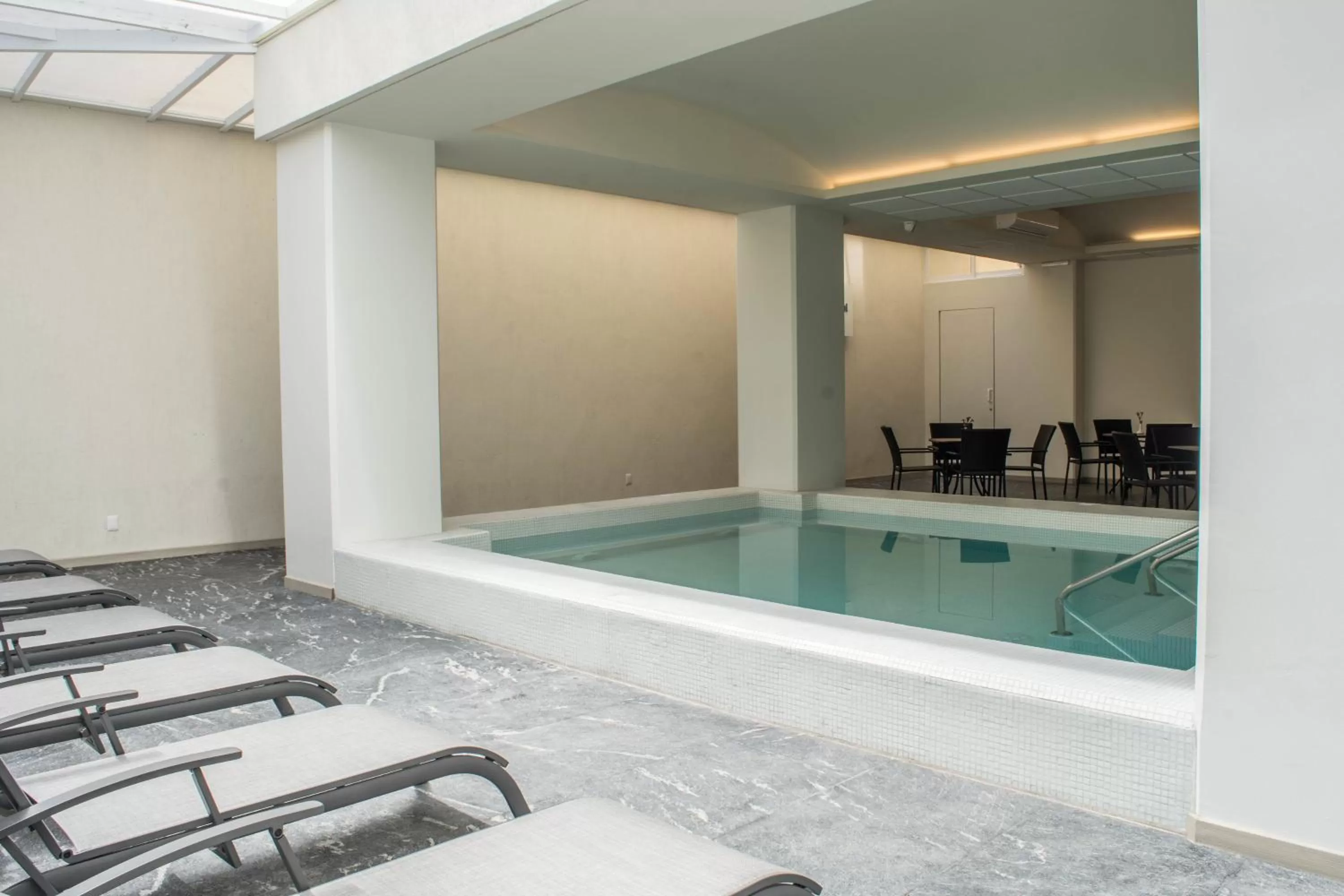 Swimming pool in Crown Victoria Hotel