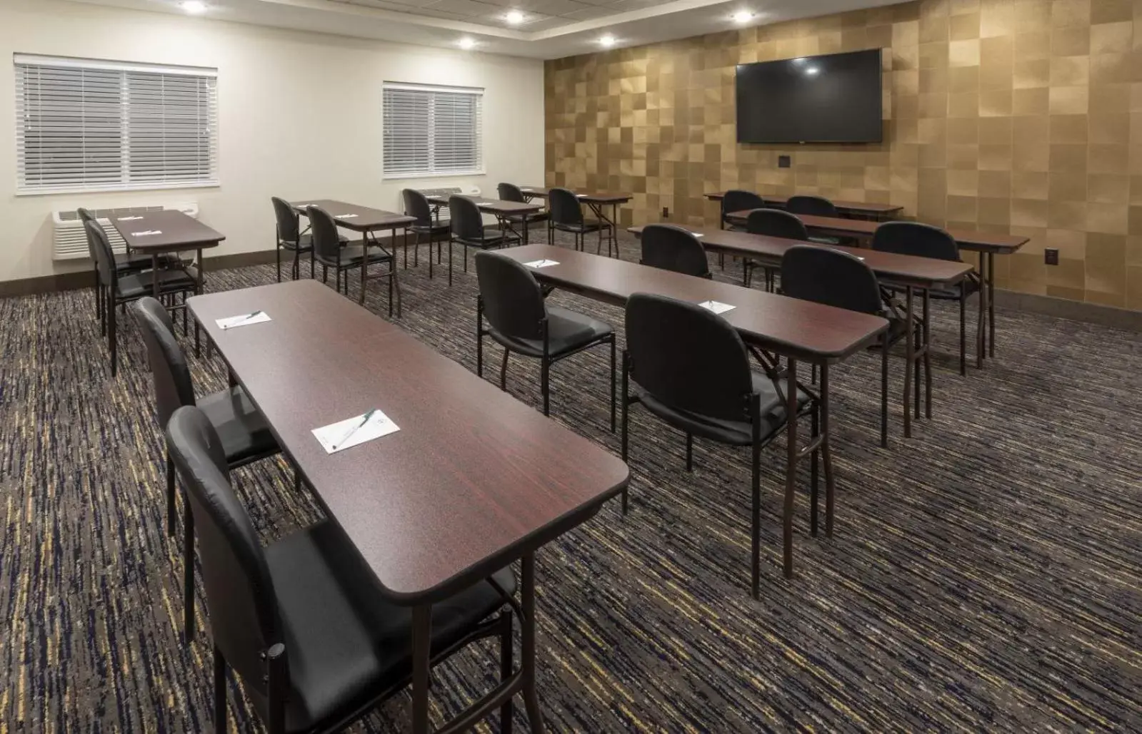 Meeting/conference room, Restaurant/Places to Eat in Grandstay Hotel Milbank