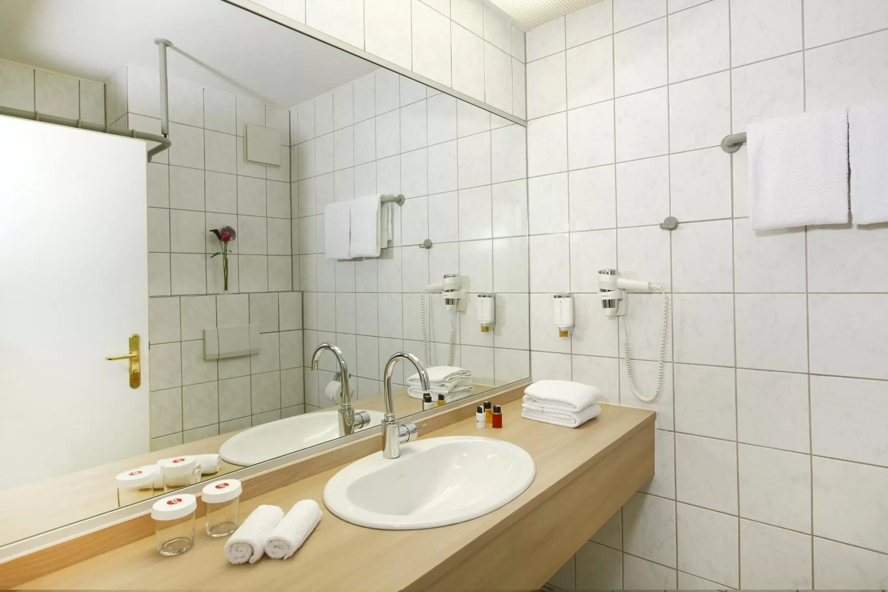 Bathroom in H+ Hotel Wiesbaden Niedernhausen