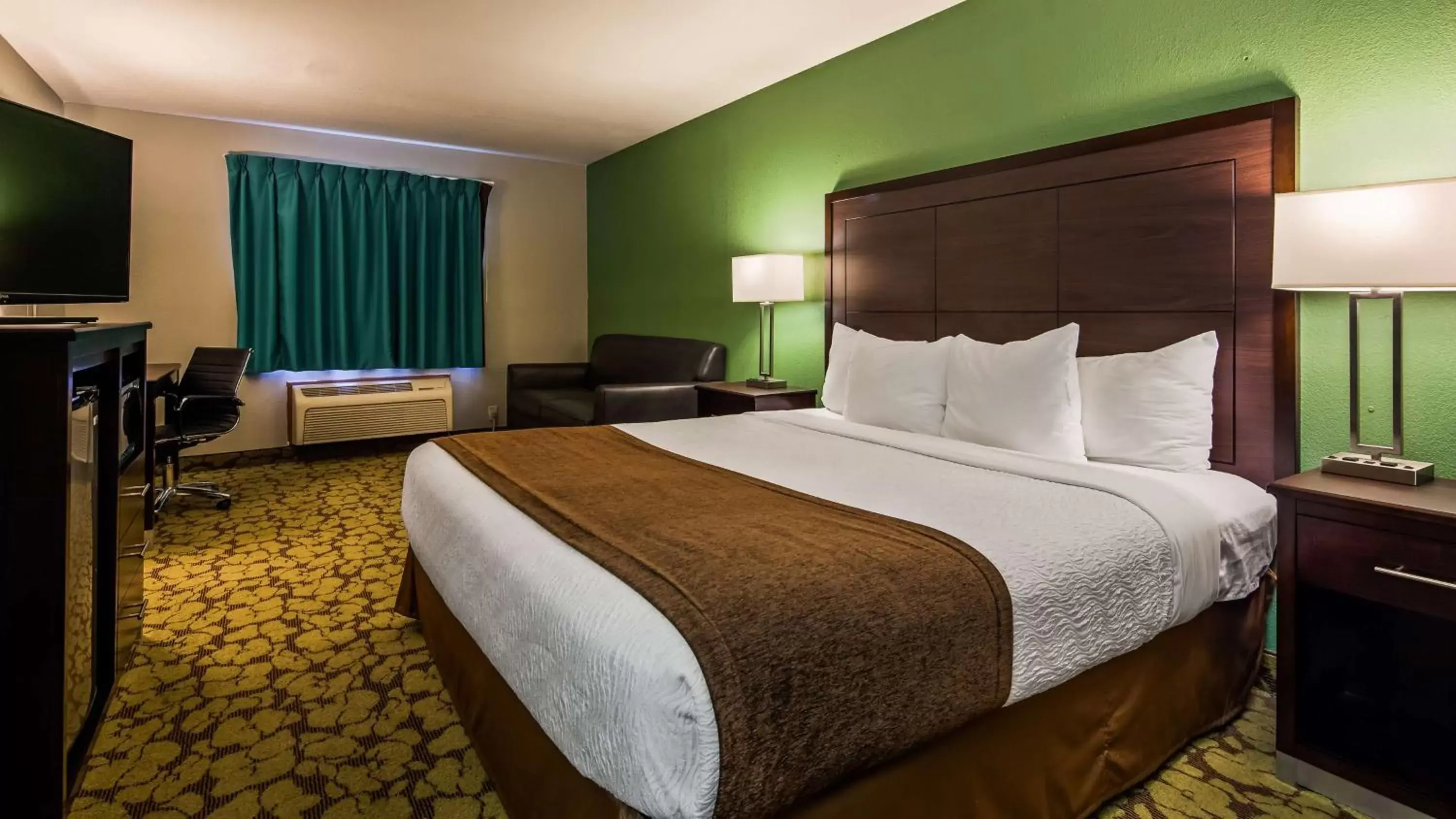 Bed in SureStay Plus Hotel by Best Western Bettendorf