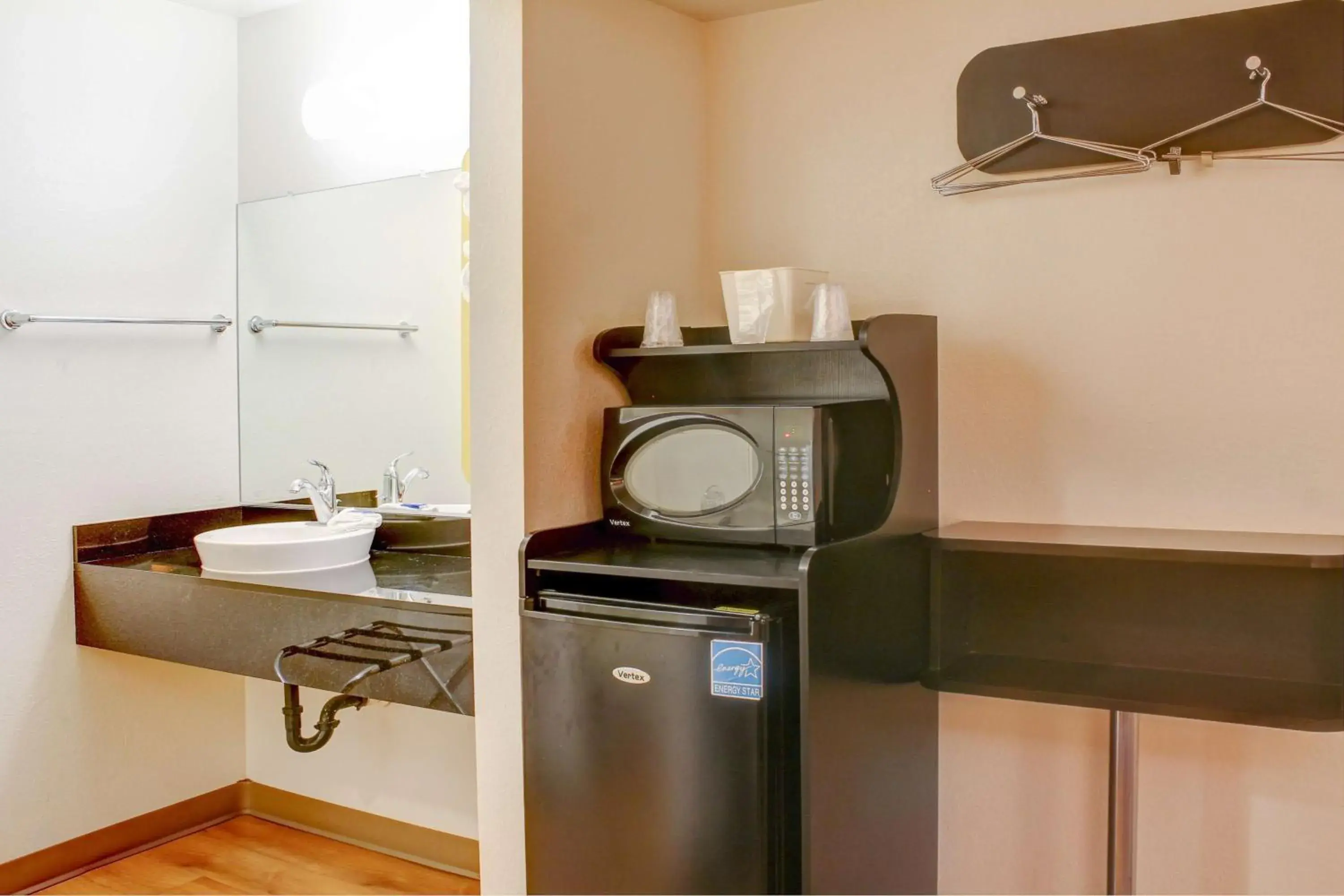 Bathroom, Kitchen/Kitchenette in Motel 6-Bishop, CA