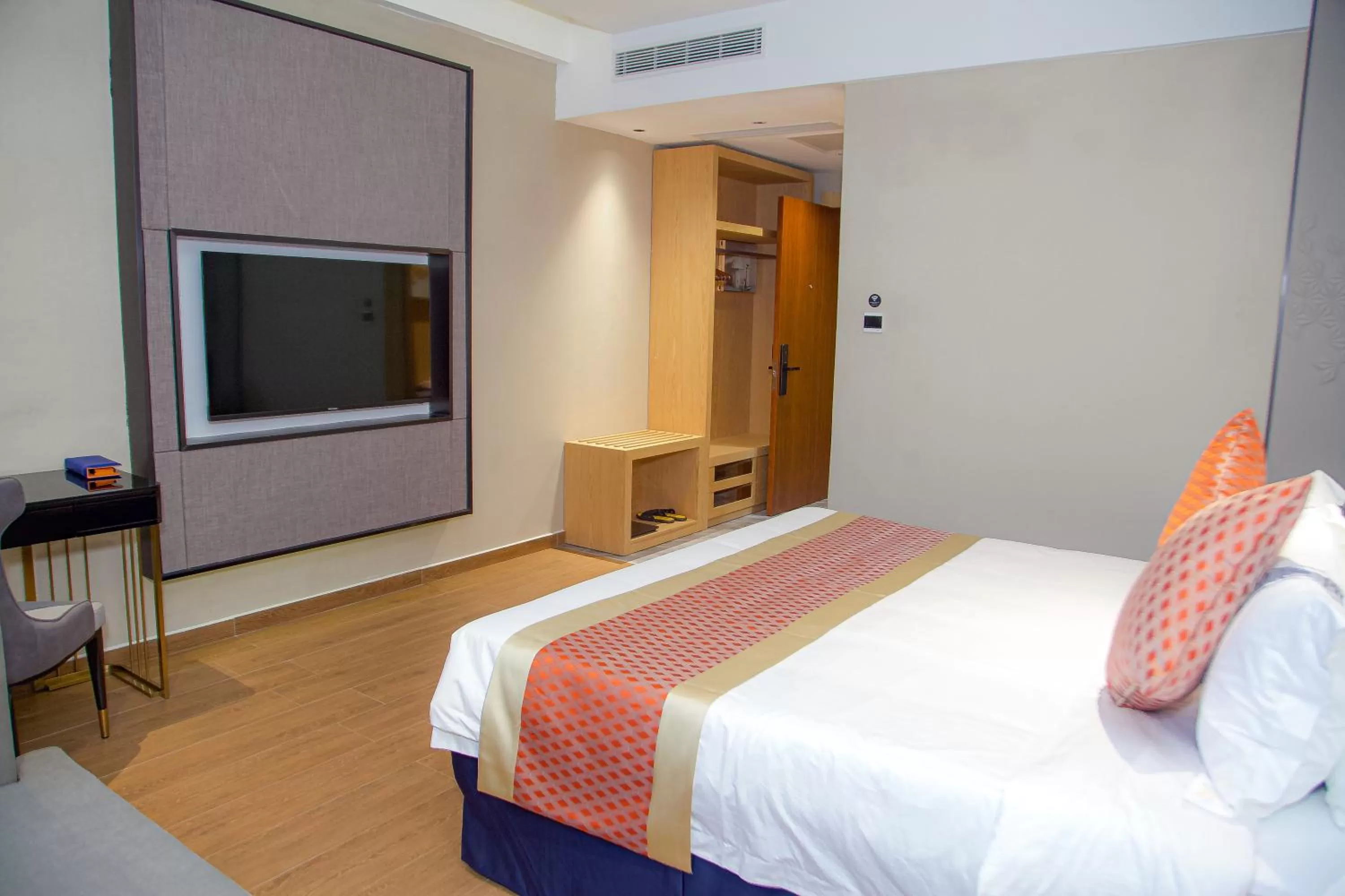 Photo of the whole room in Hôtel FAMILLE MONDIALE