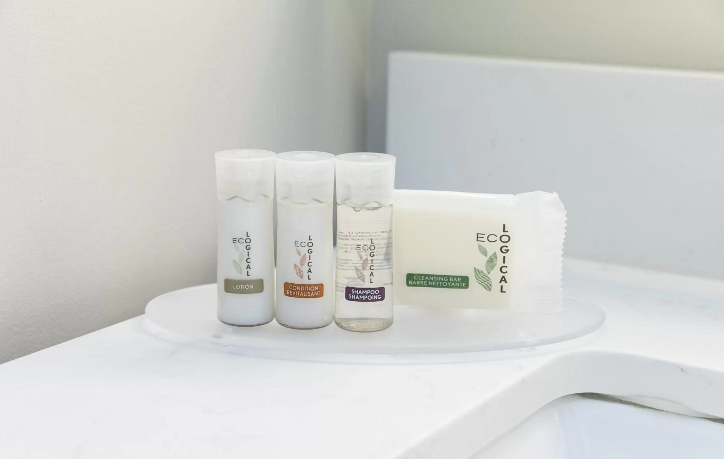 Bathroom, Bed in Days Inn by Wyndham Toronto West Mississauga