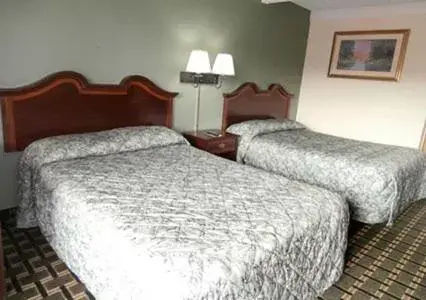 Queen Room with Two Queen Beds - Non-Smoking in Rodeway Inn Laurens