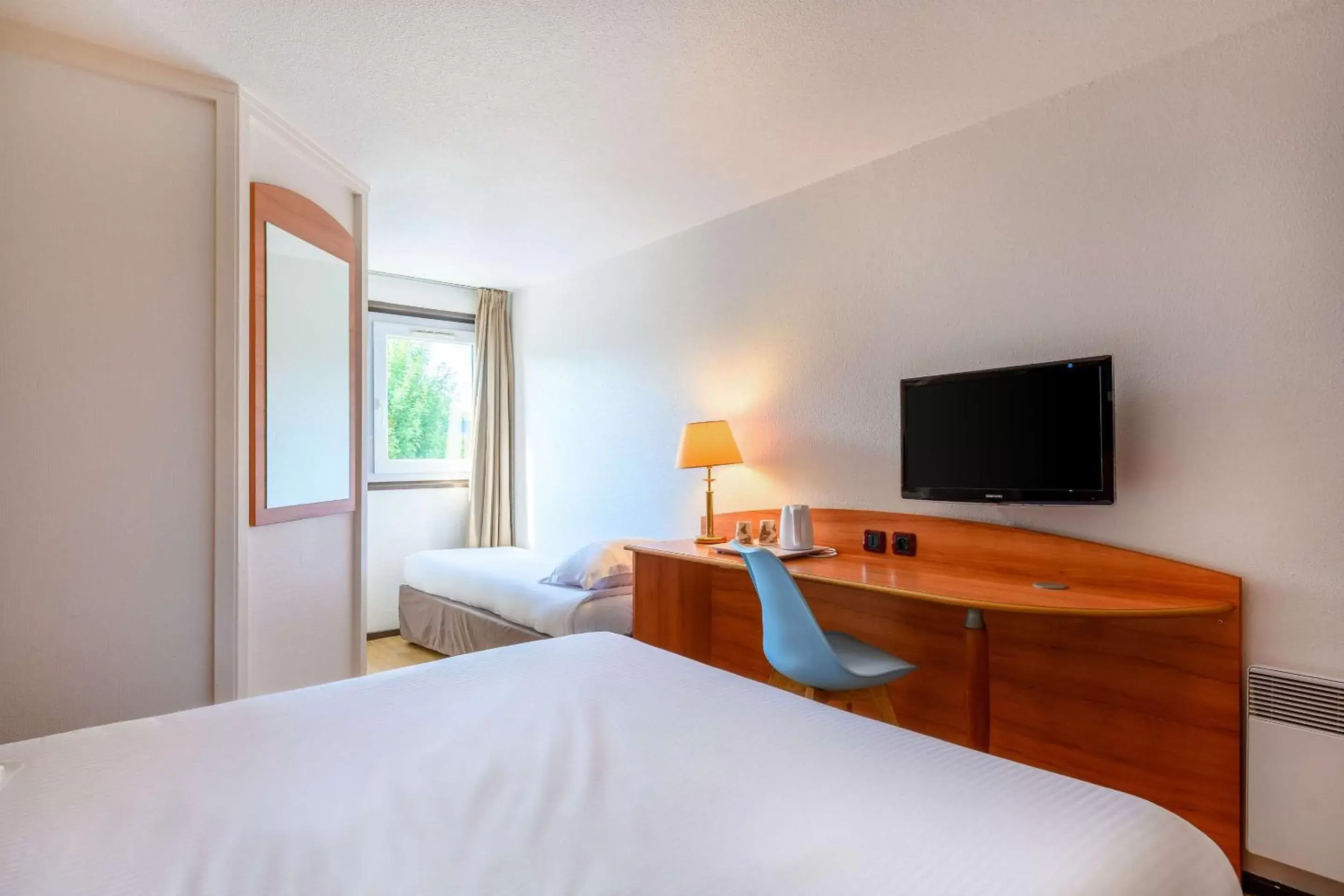 Photo of the whole room, TV/Entertainment Center in Comfort Hotel Evreux