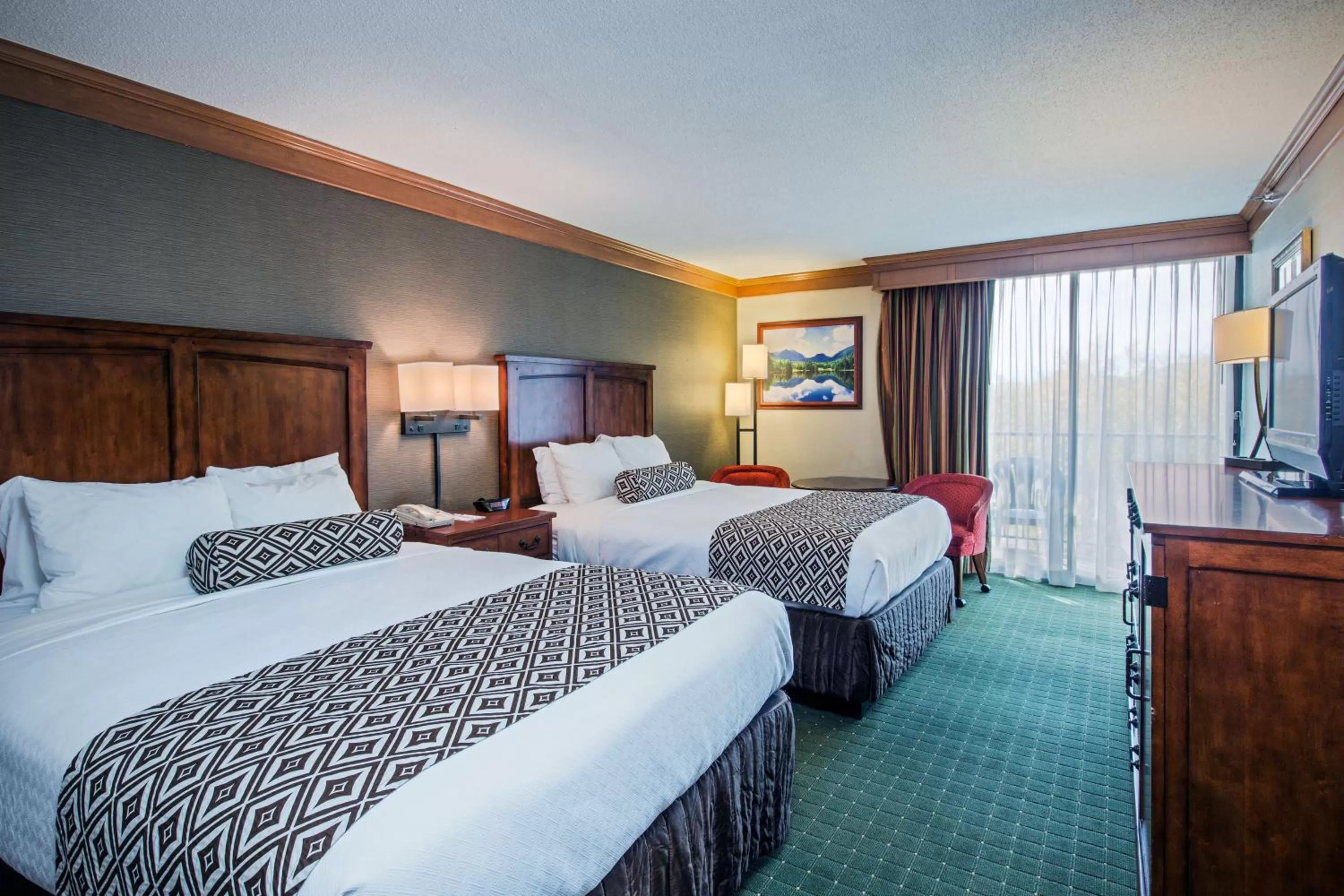 Photo of the whole room, Bed in Crowne Plaza Lake Placid by IHG