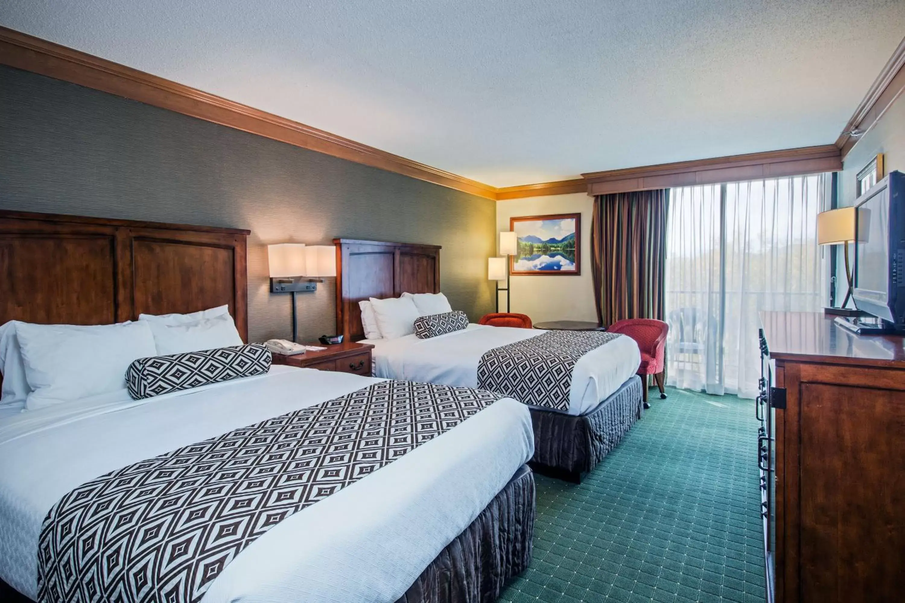 Photo of the whole room, Bed in Crowne Plaza Lake Placid, an IHG Hotel