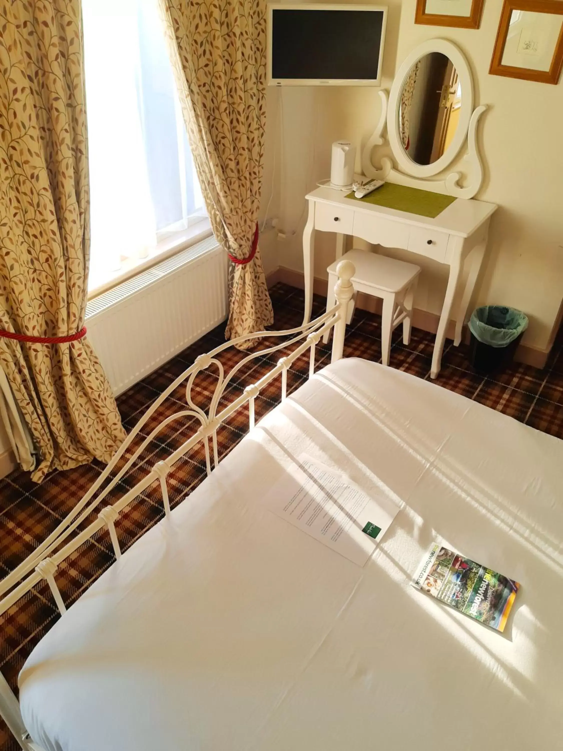 Bed, TV/Entertainment Center in Thatched Cottage Hotel