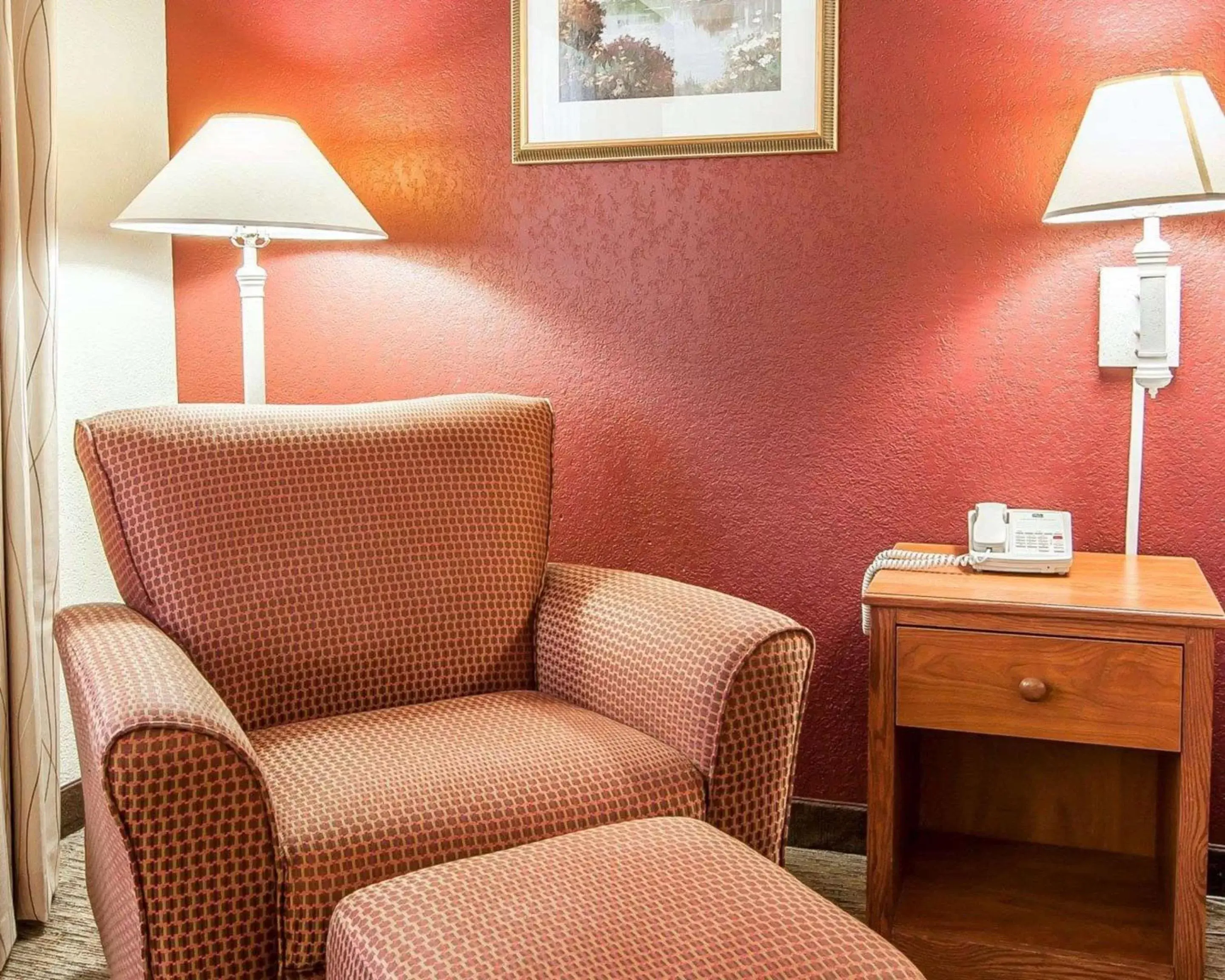 Photo of the whole room, Seating Area in Quality Inn Downtown Convention Center Portland