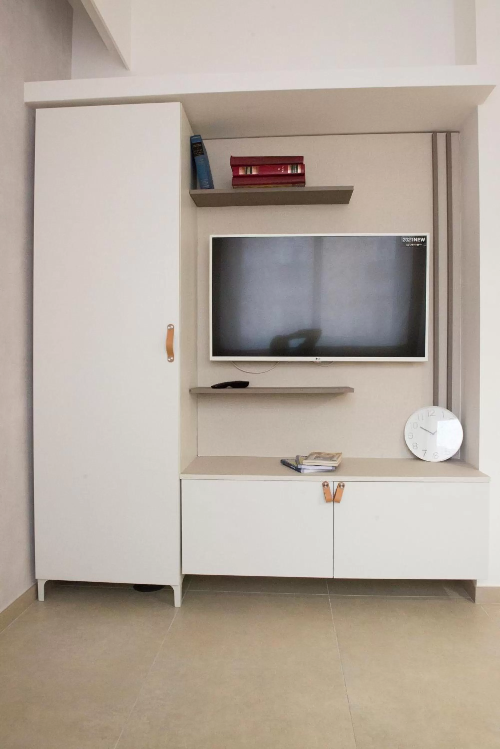 Communal lounge/ TV room, TV/Entertainment Center in Leflole Residence B&B