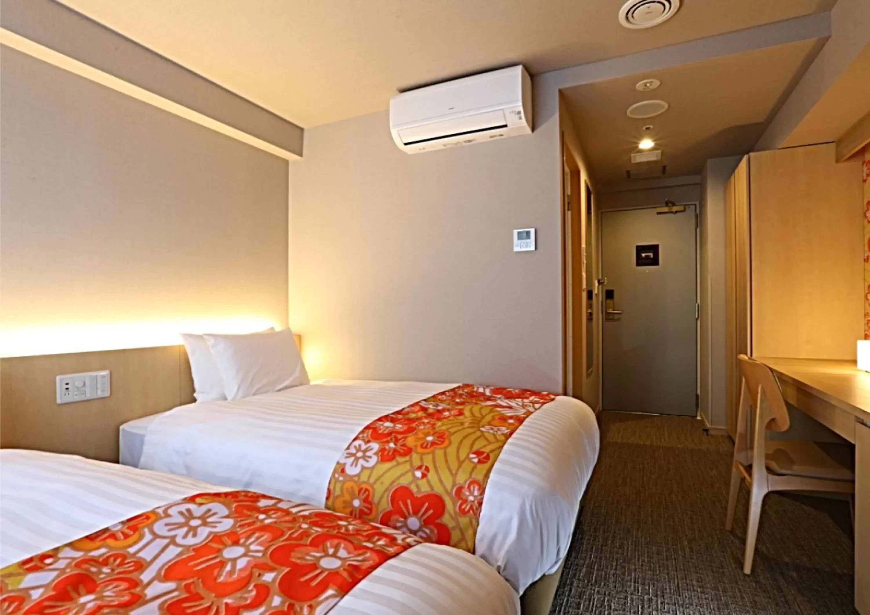 Photo of the whole room, Bed in Hotel Wing International Premium Kanazawa Ekimae