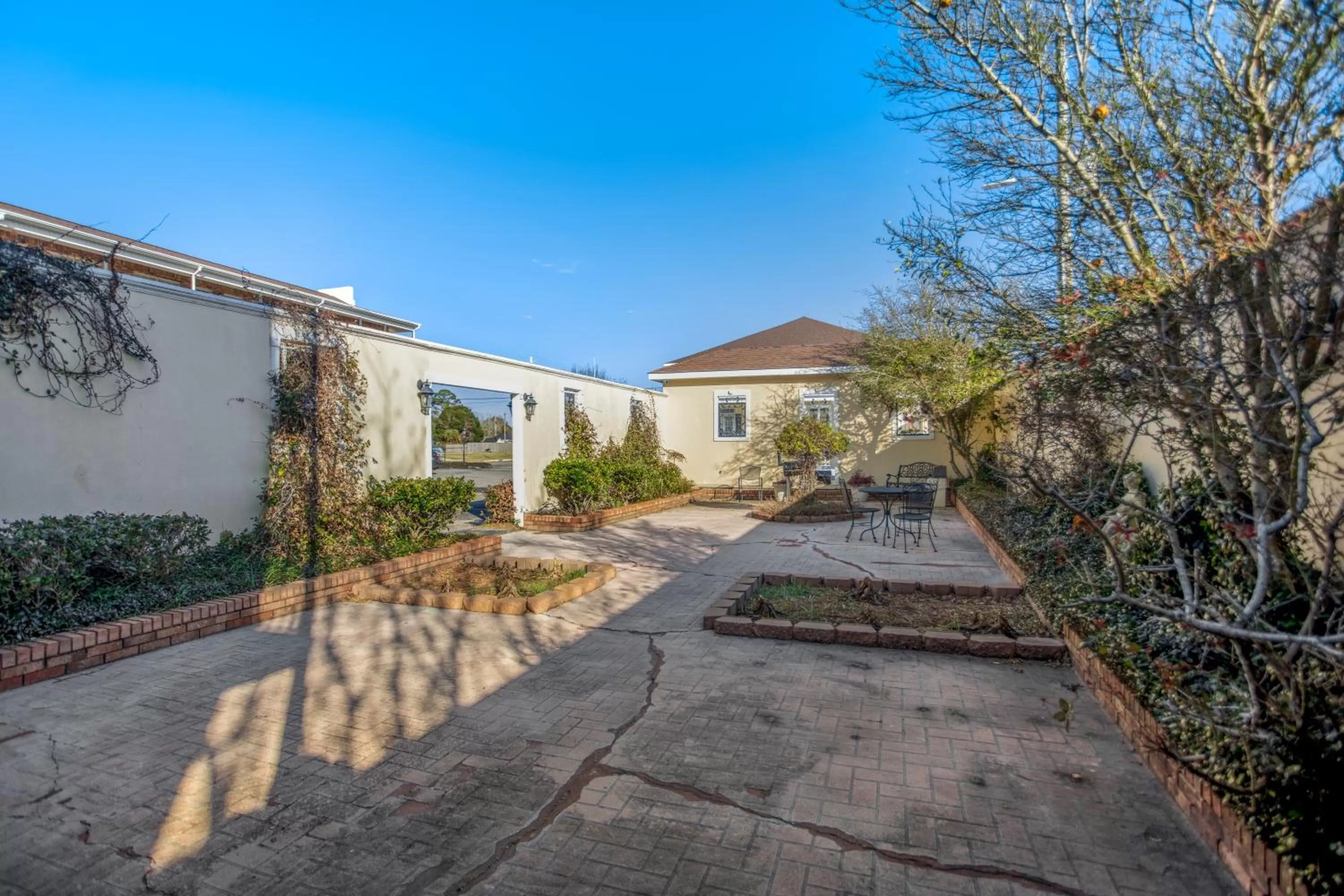 Garden view in Edgewater Inn - Biloxi Beach