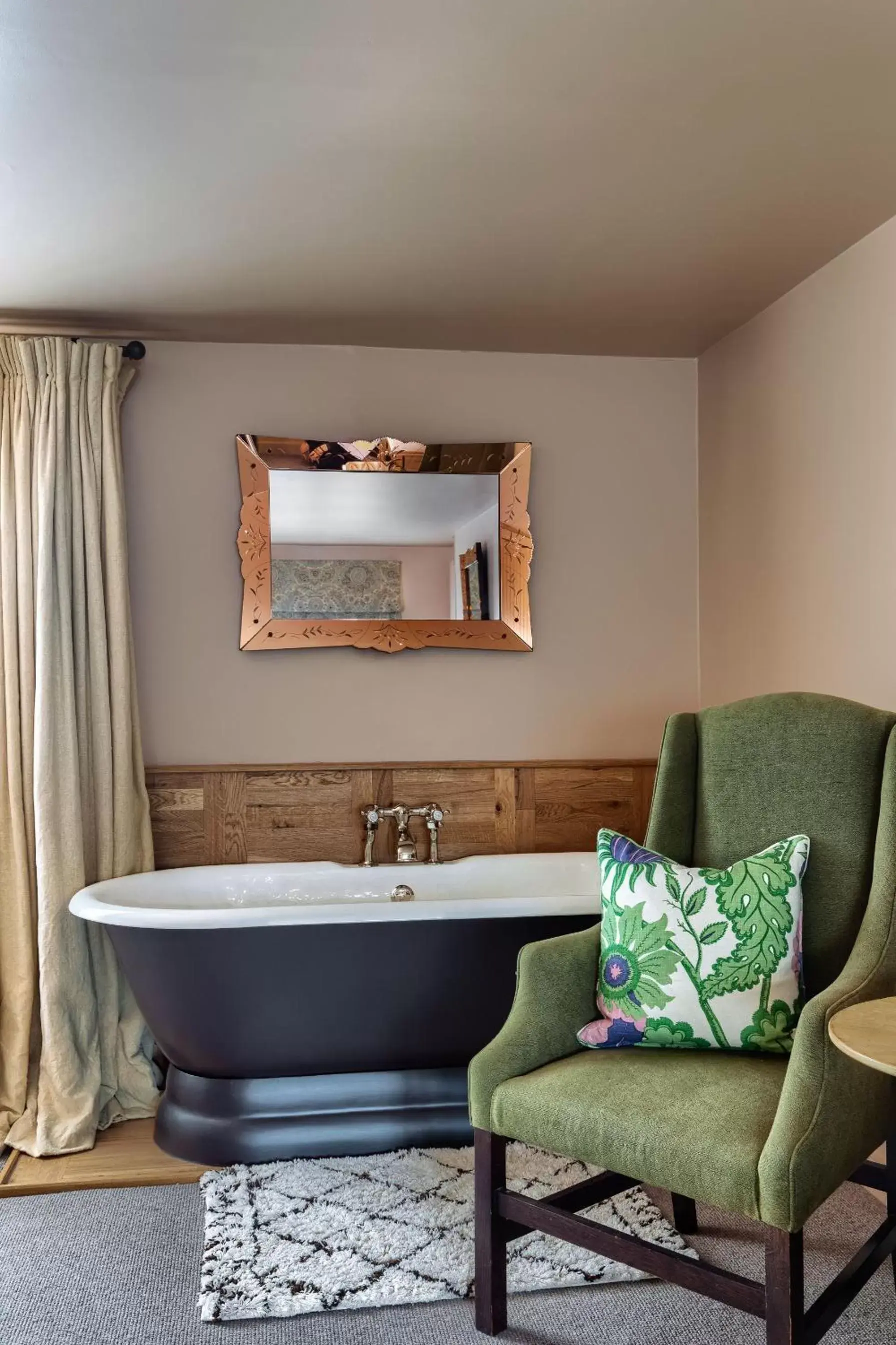 Seating area, Bathroom in The Falstaff in Canterbury