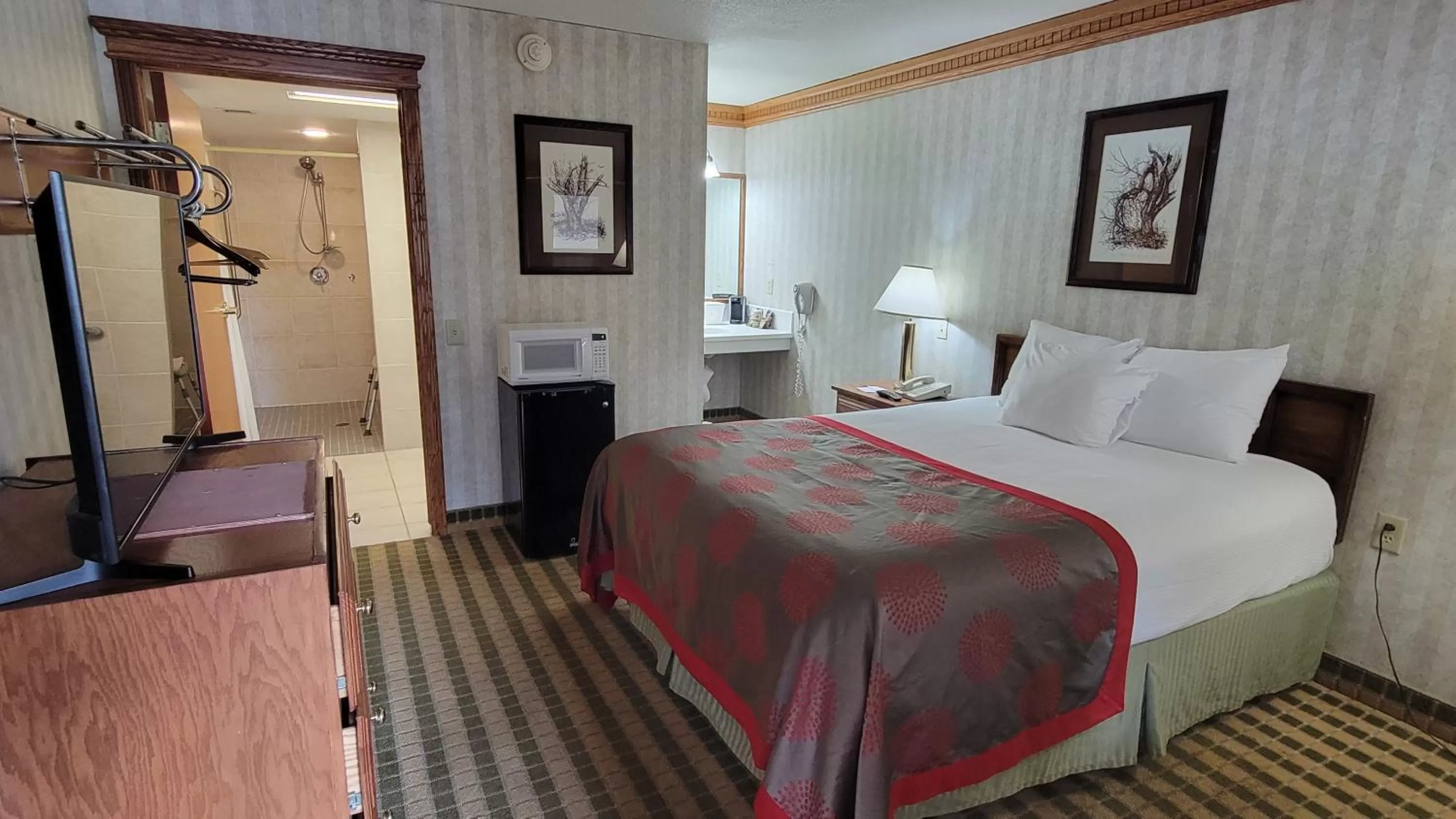 Photo of the whole room, Bed in Ramada by Wyndham Saginaw Hotel & Suites