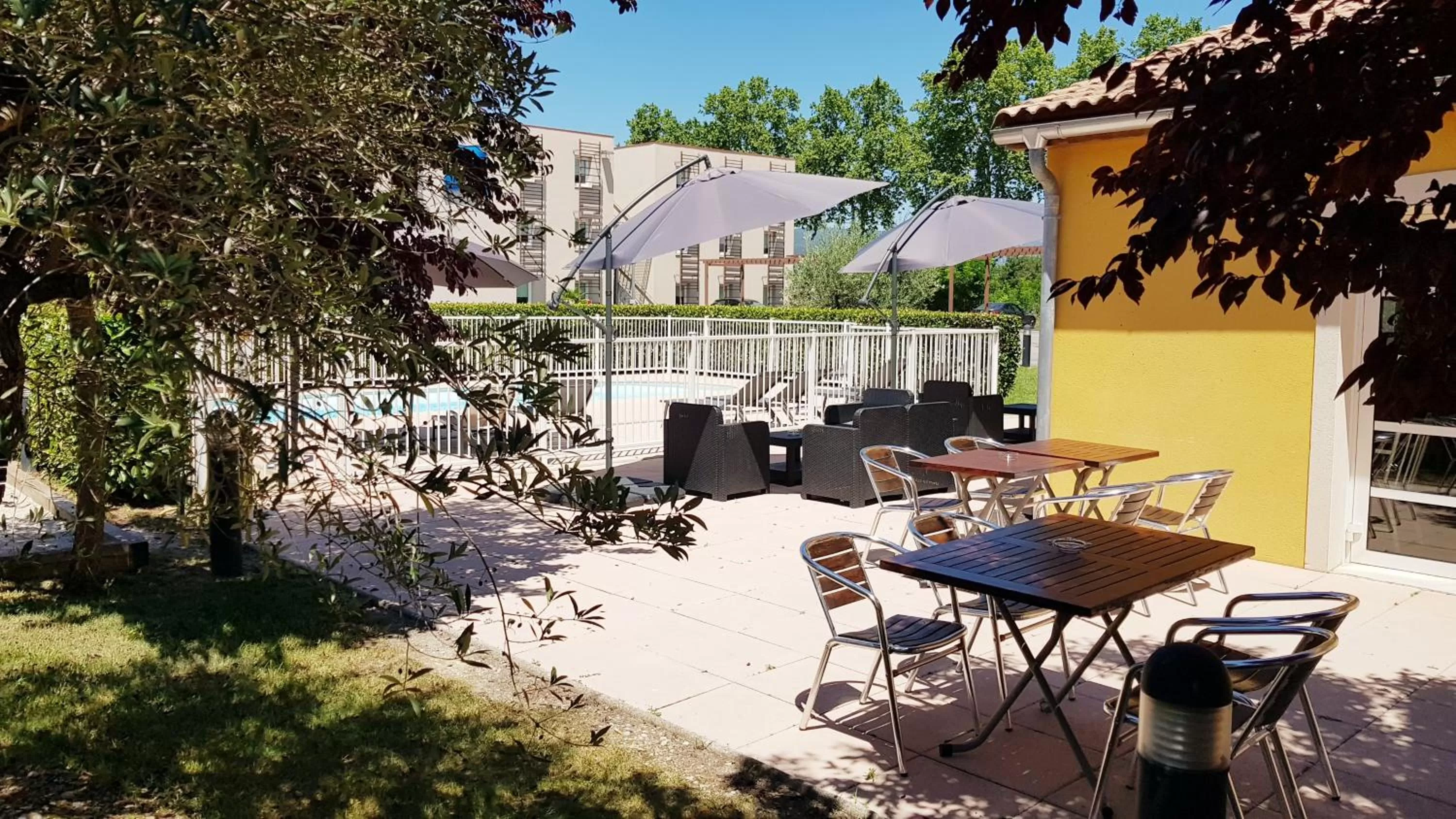 Patio in ibis Manosque Cadarache