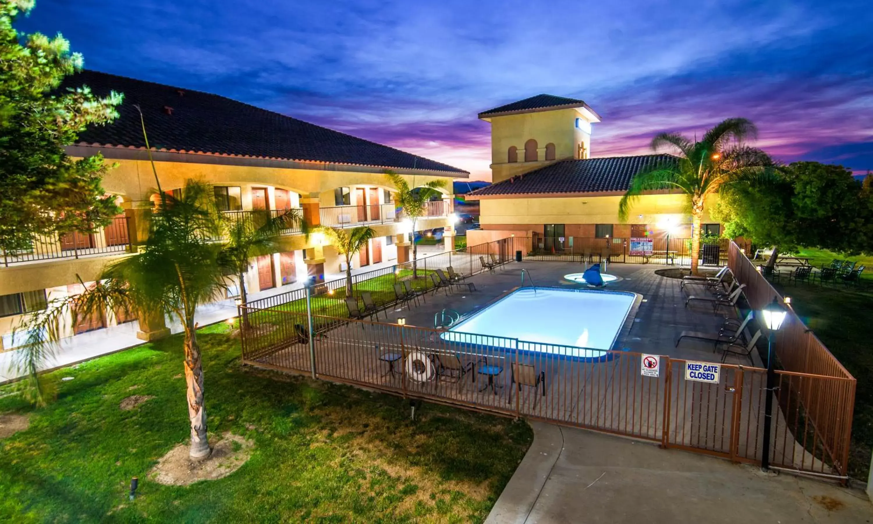 Swimming pool, Property Building in Motel 6-Santa Nella, CA - Los Banos