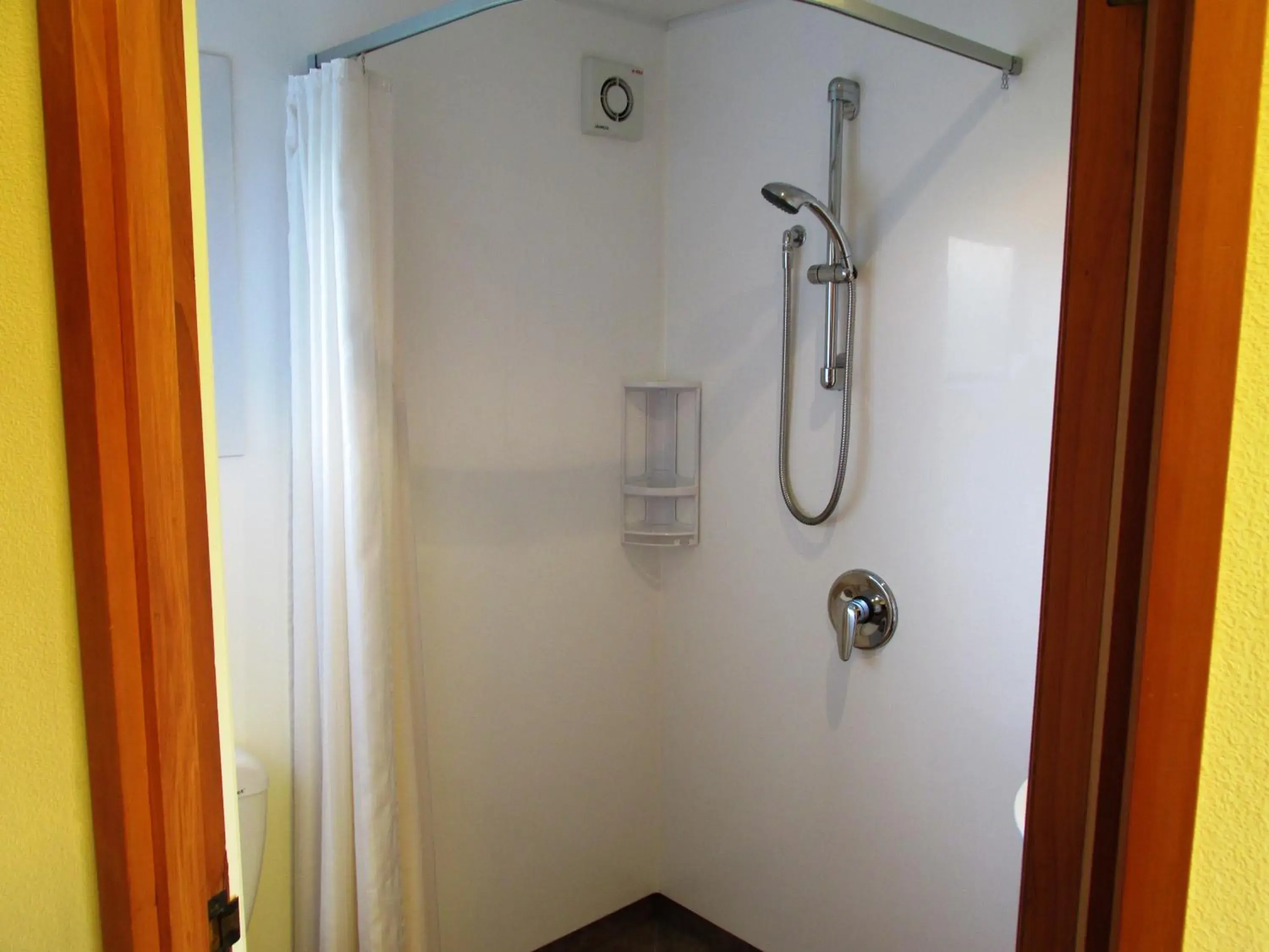 Shower, Bathroom in Dunedin Holiday Park