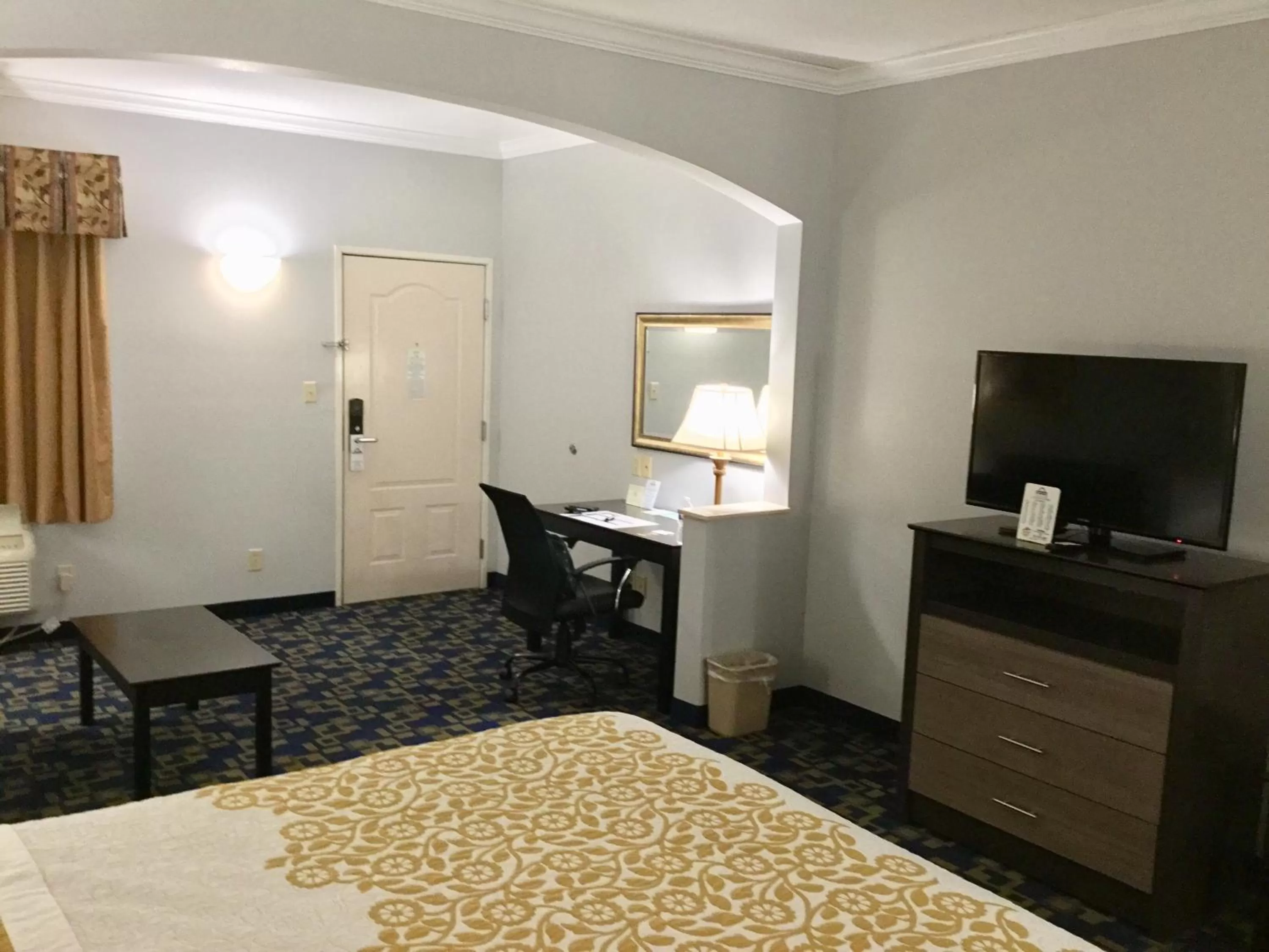 TV and multimedia, Bed in Days Inn by Wyndham Robstown
