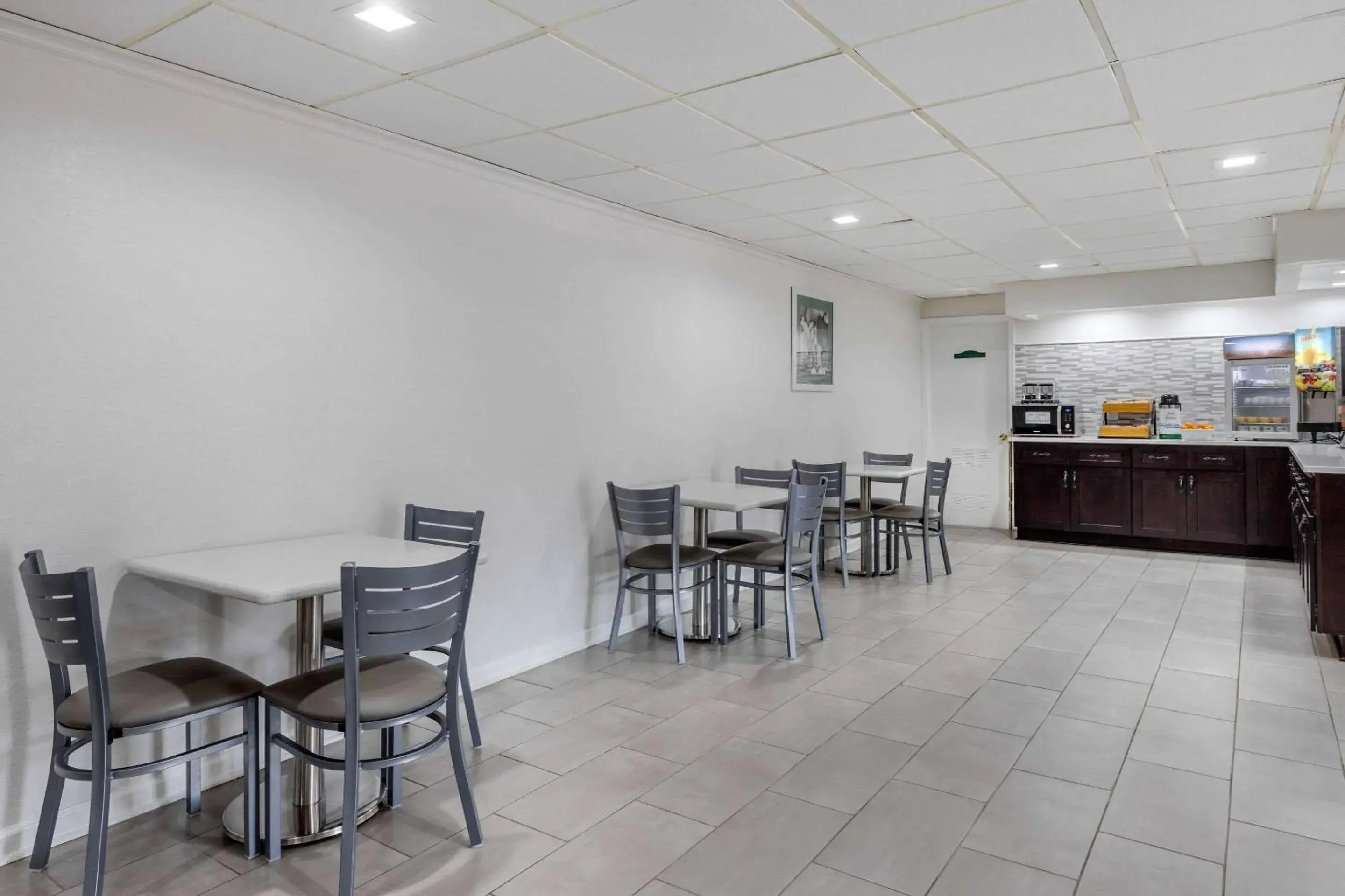 Restaurant/Places to Eat in Suburban Studios at the University Restaurant/Places to Eat in Suburban Studios at the University