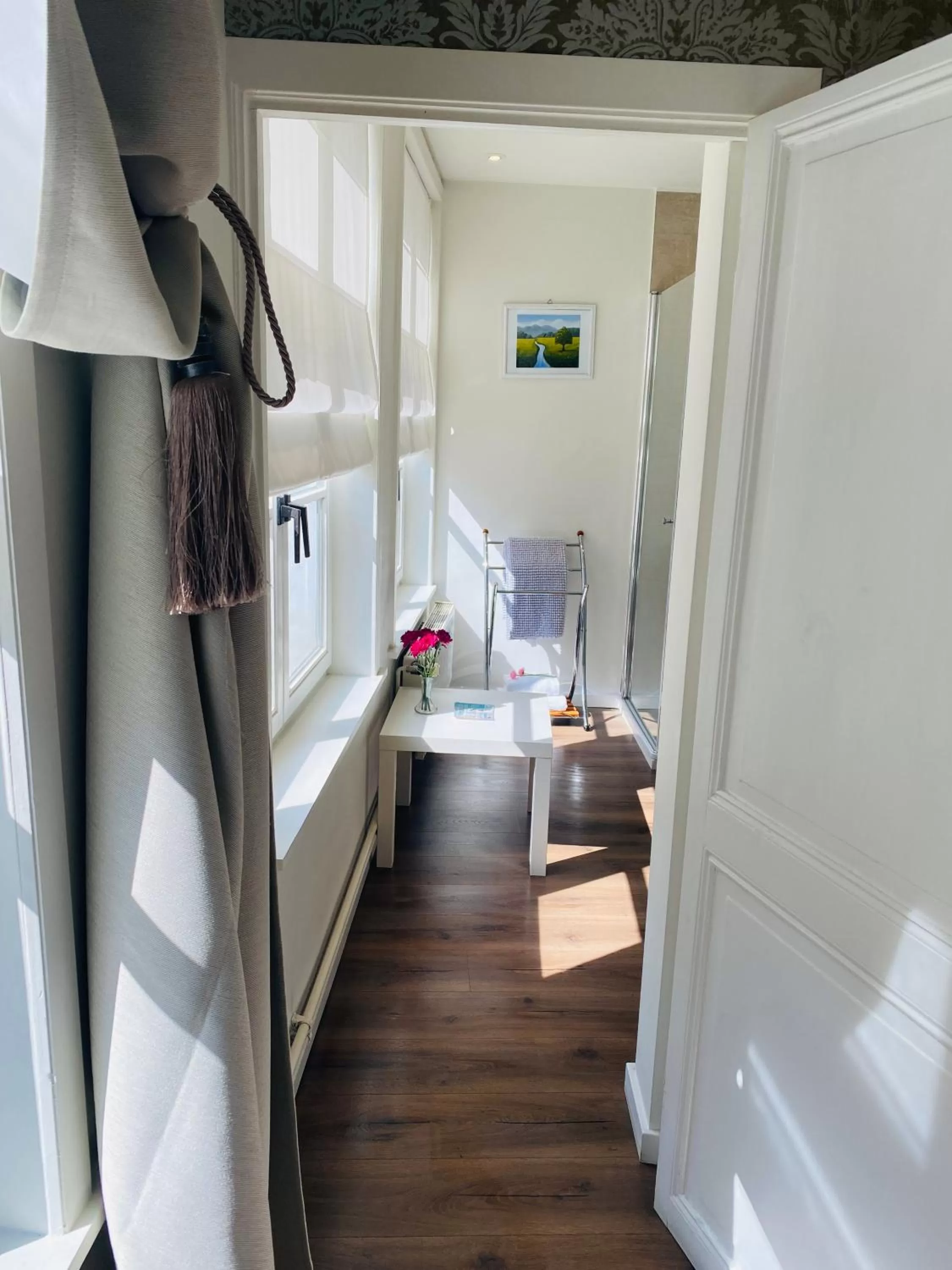 Shower, Bed in The White Queen B&B