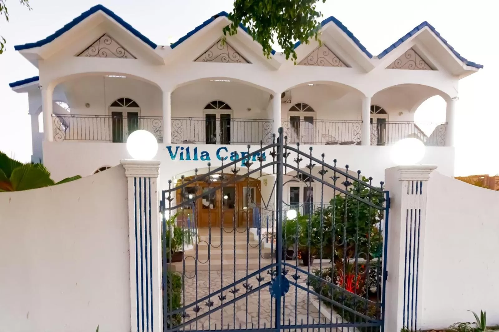 Facade/entrance, Property Building in Hotel Villa Capri