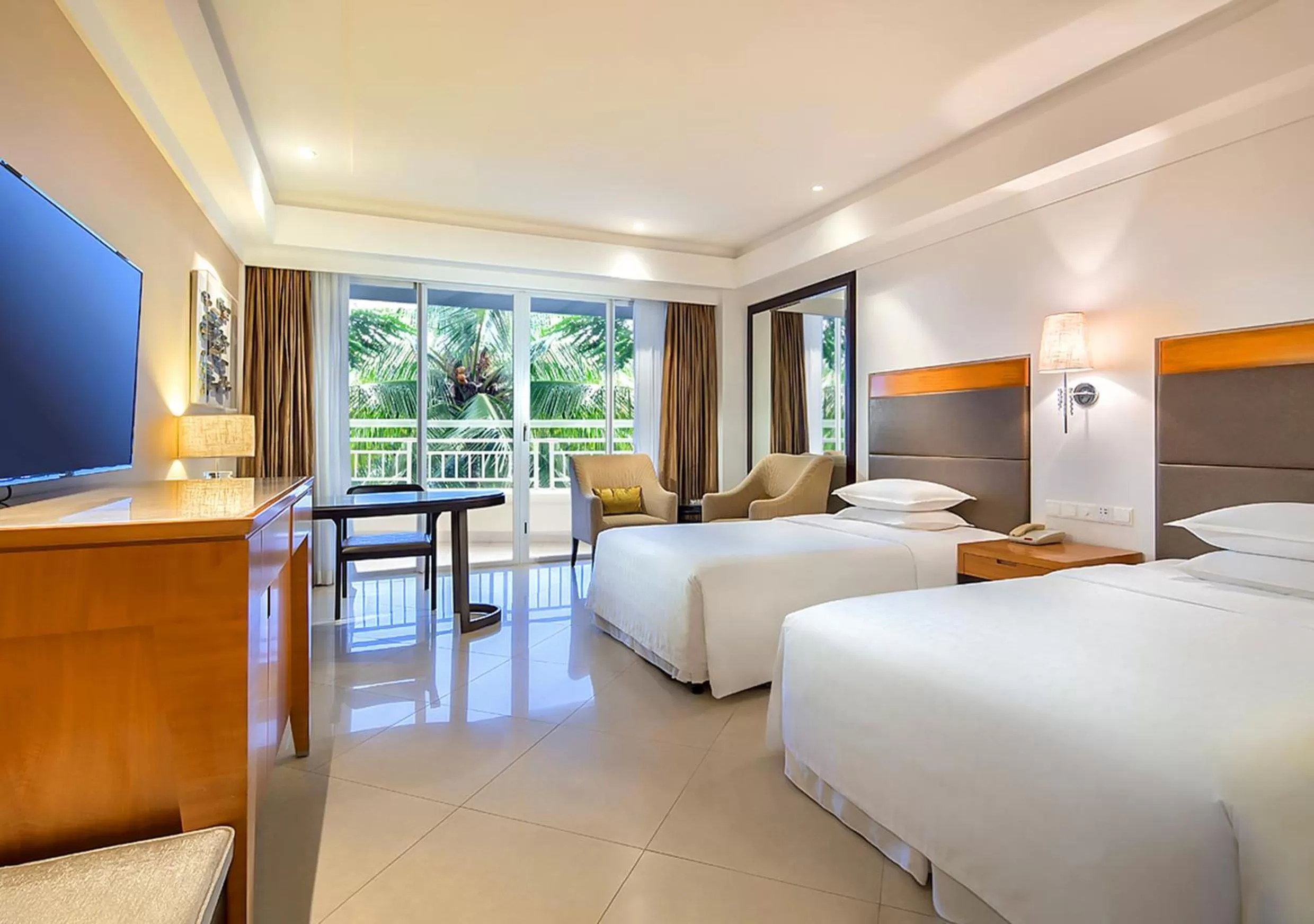 Photo of the whole room, Bed in Sheraton Haikou Hotel