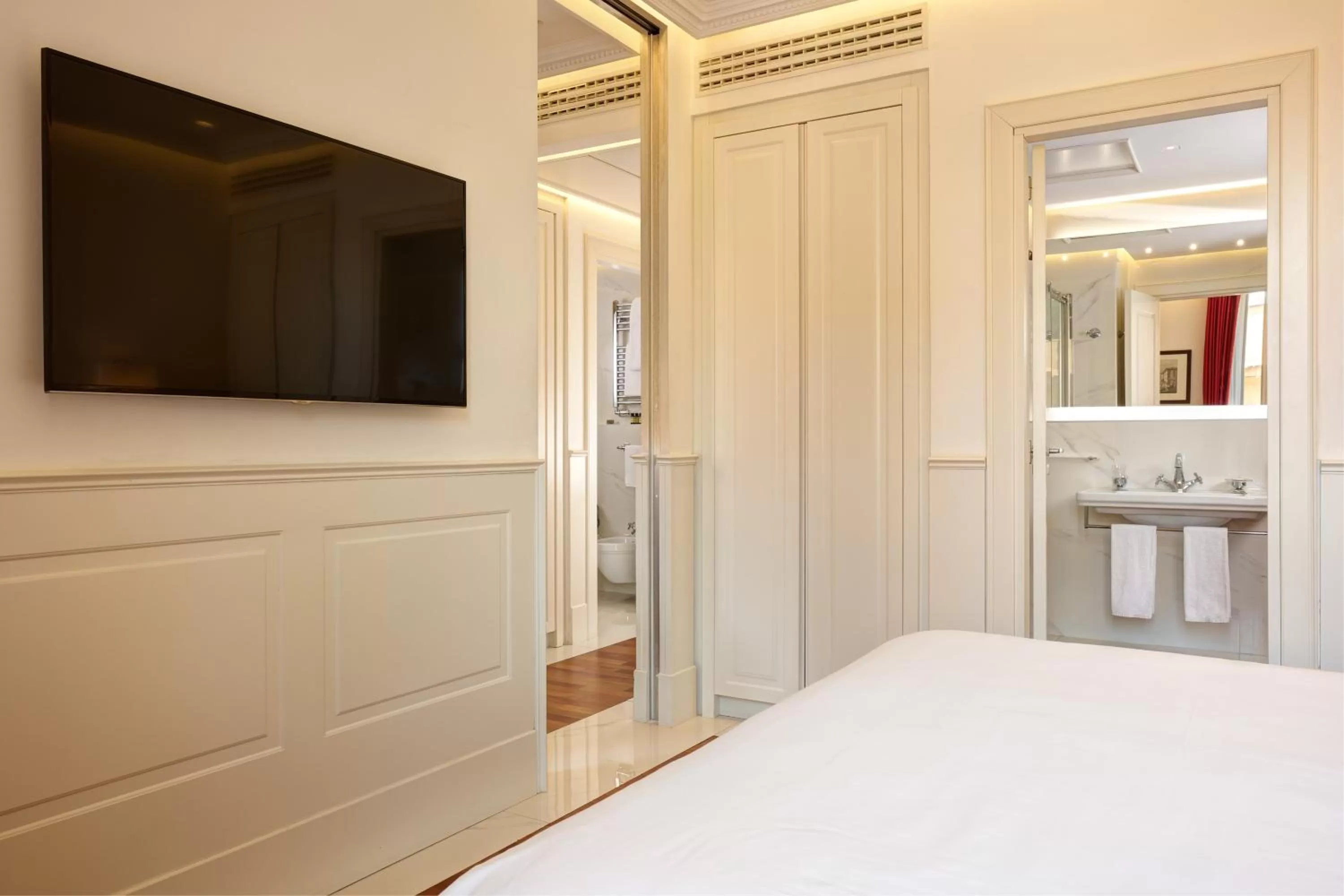 Bathroom, Bed in Hotel Degli Artisti