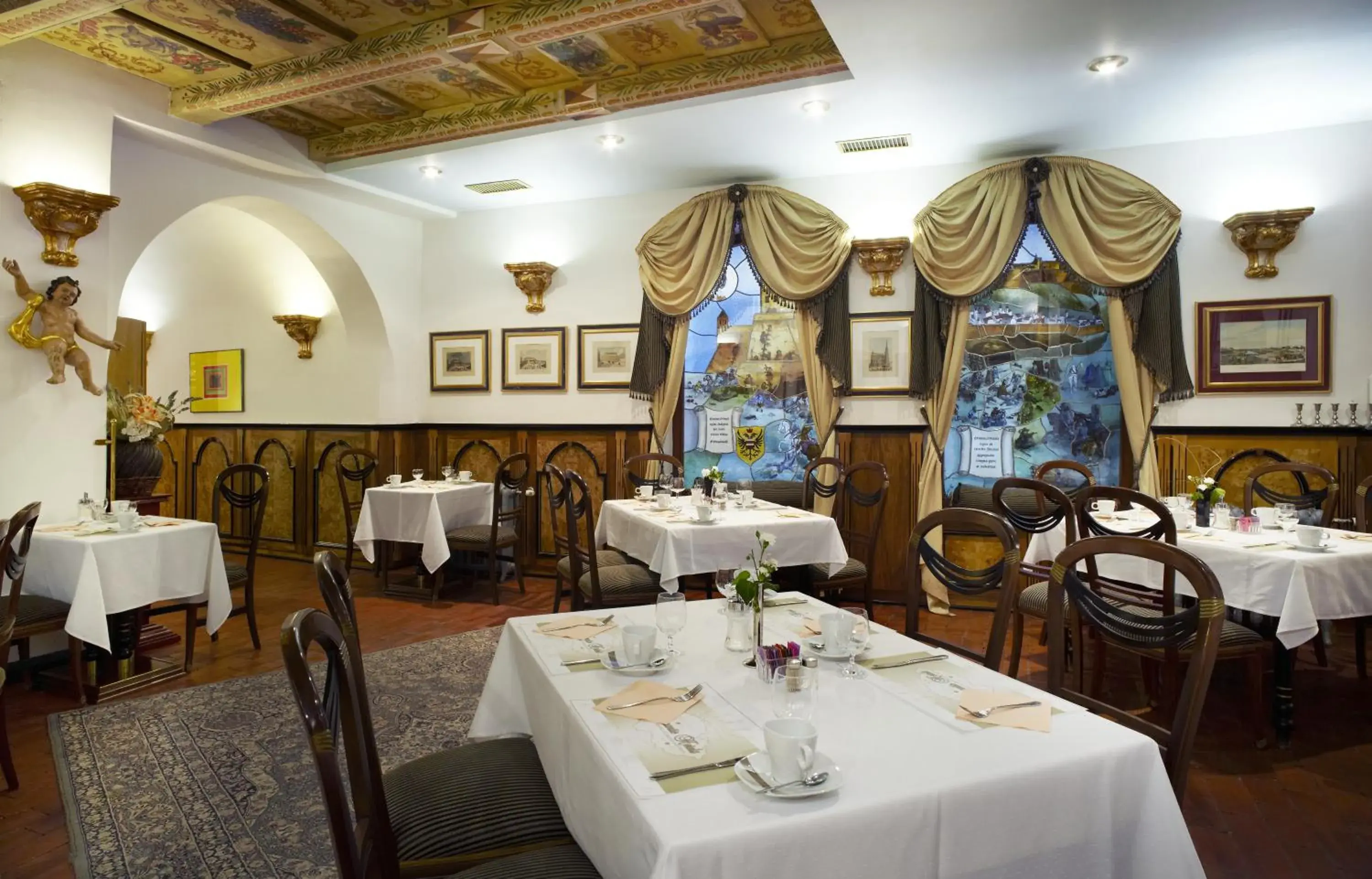 Restaurant/Places to Eat in Hotel Royal Ricc