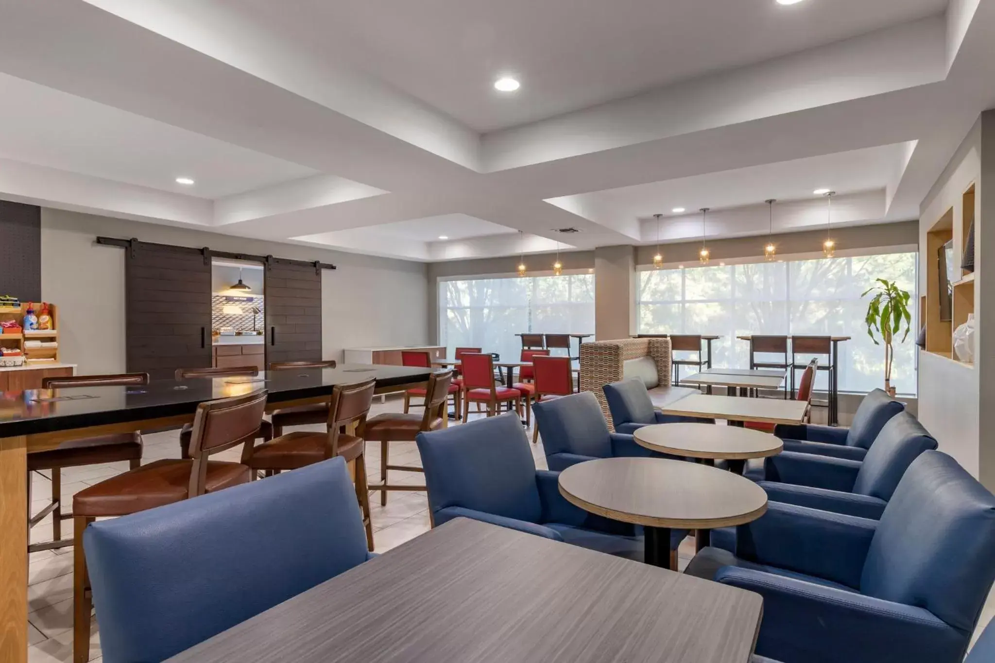 Breakfast, Lounge/Bar in Holiday Inn Express Hotel and Suites Natchitoches, an IHG Hotel