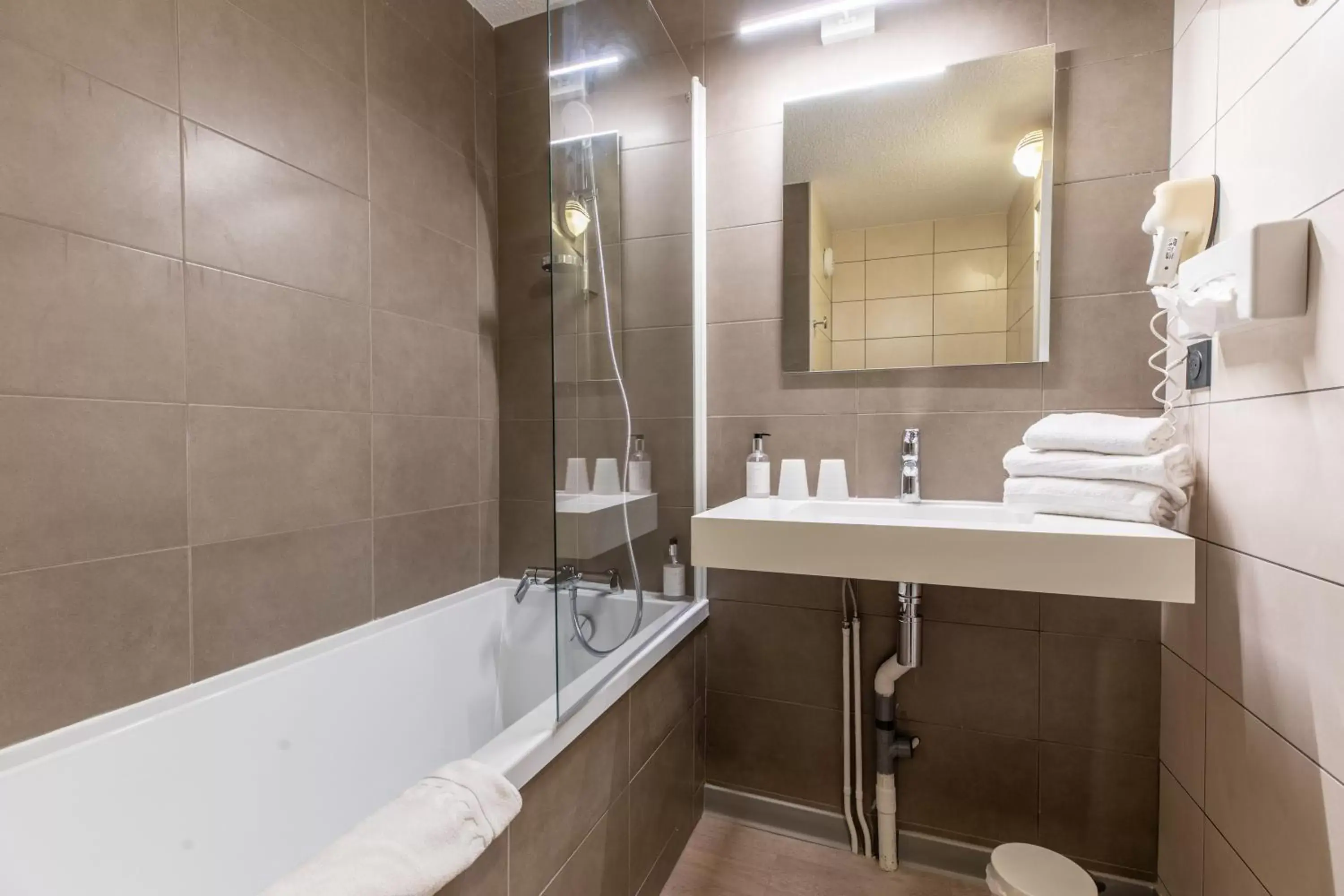 Bath, Bathroom in Dav'hotel Jaude