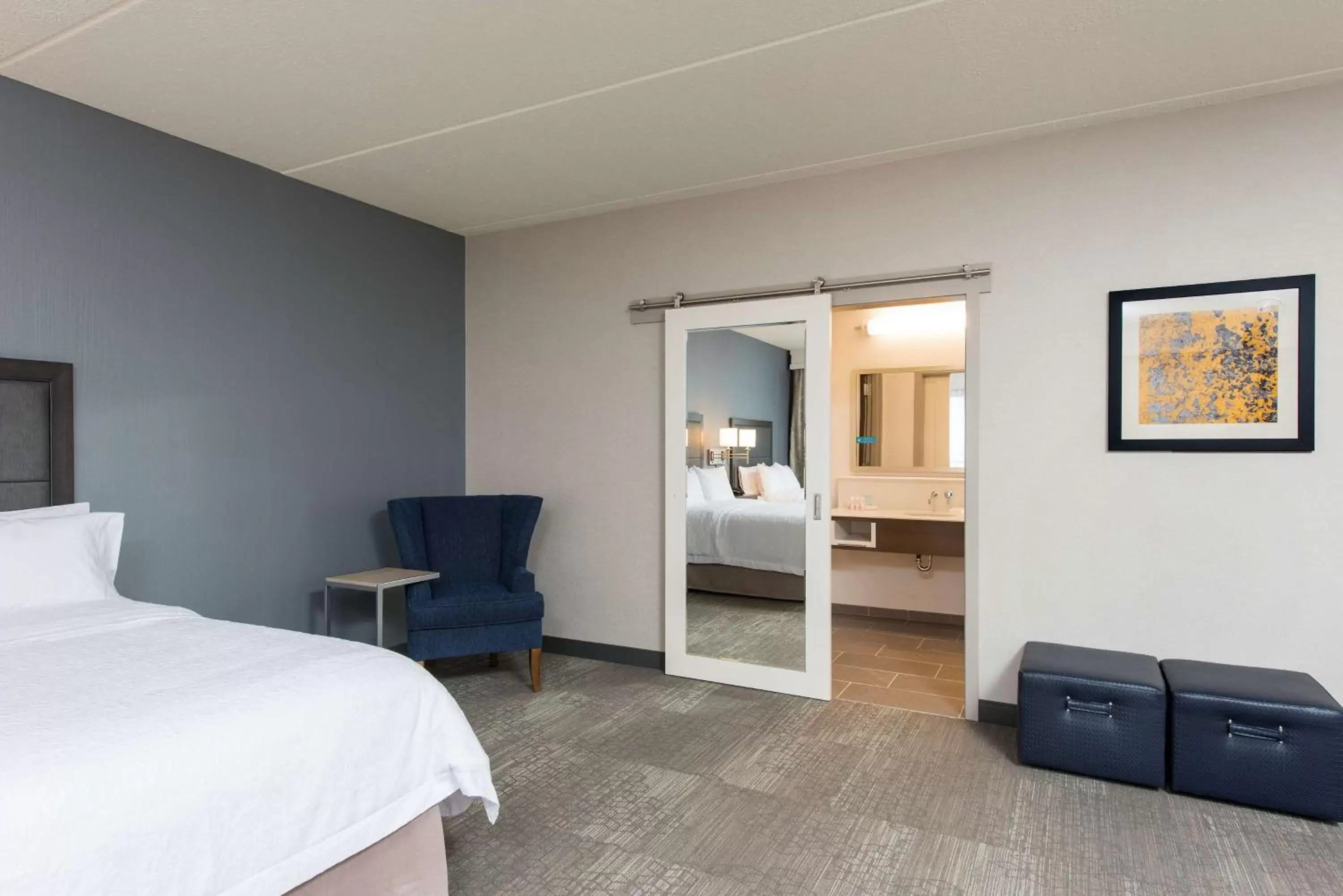Bathroom, Bed in Hampton Inn & Suites Grand Rapids Downtown