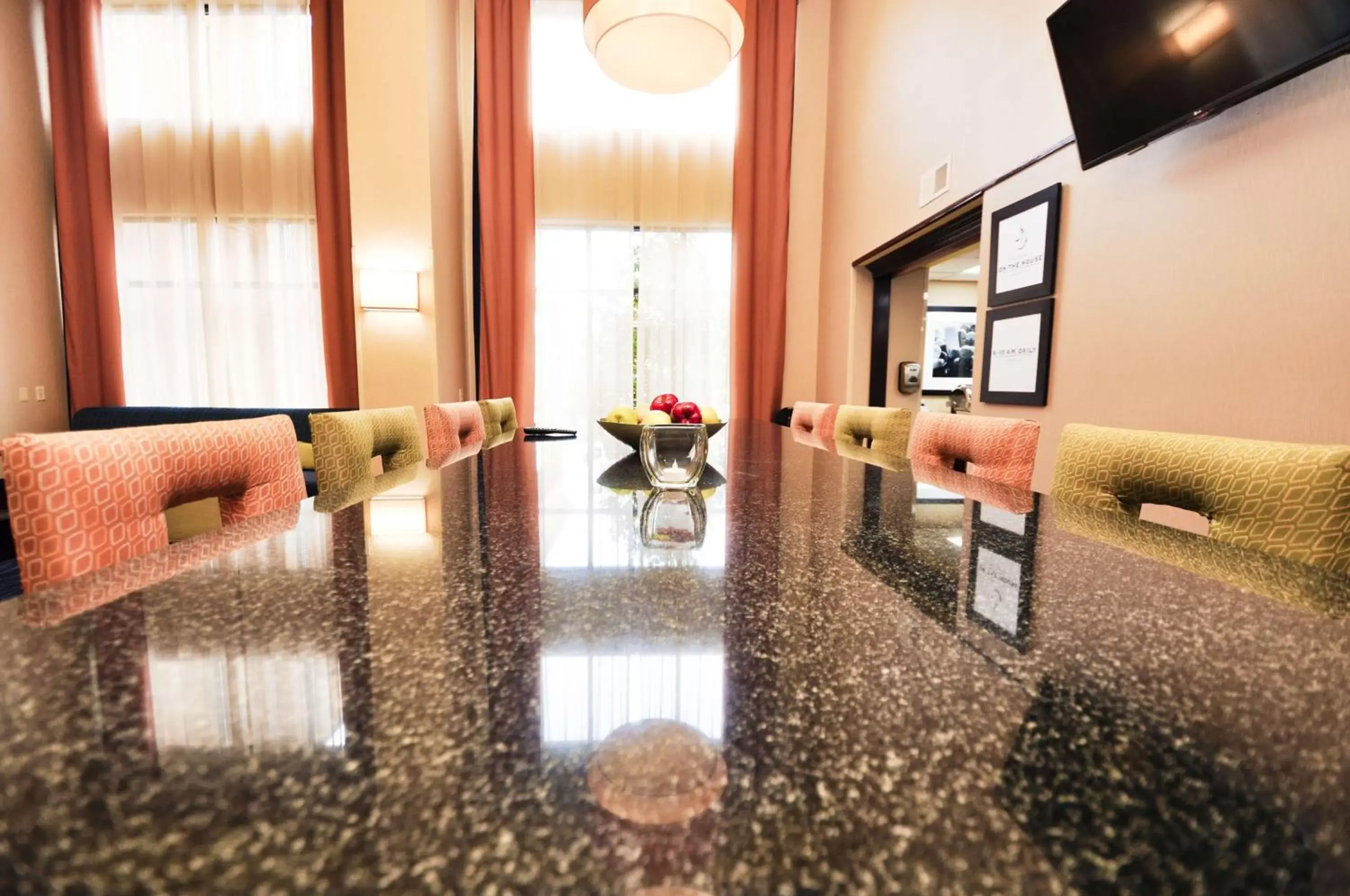 Dining area in Hampton Inn & Suites Louisville East