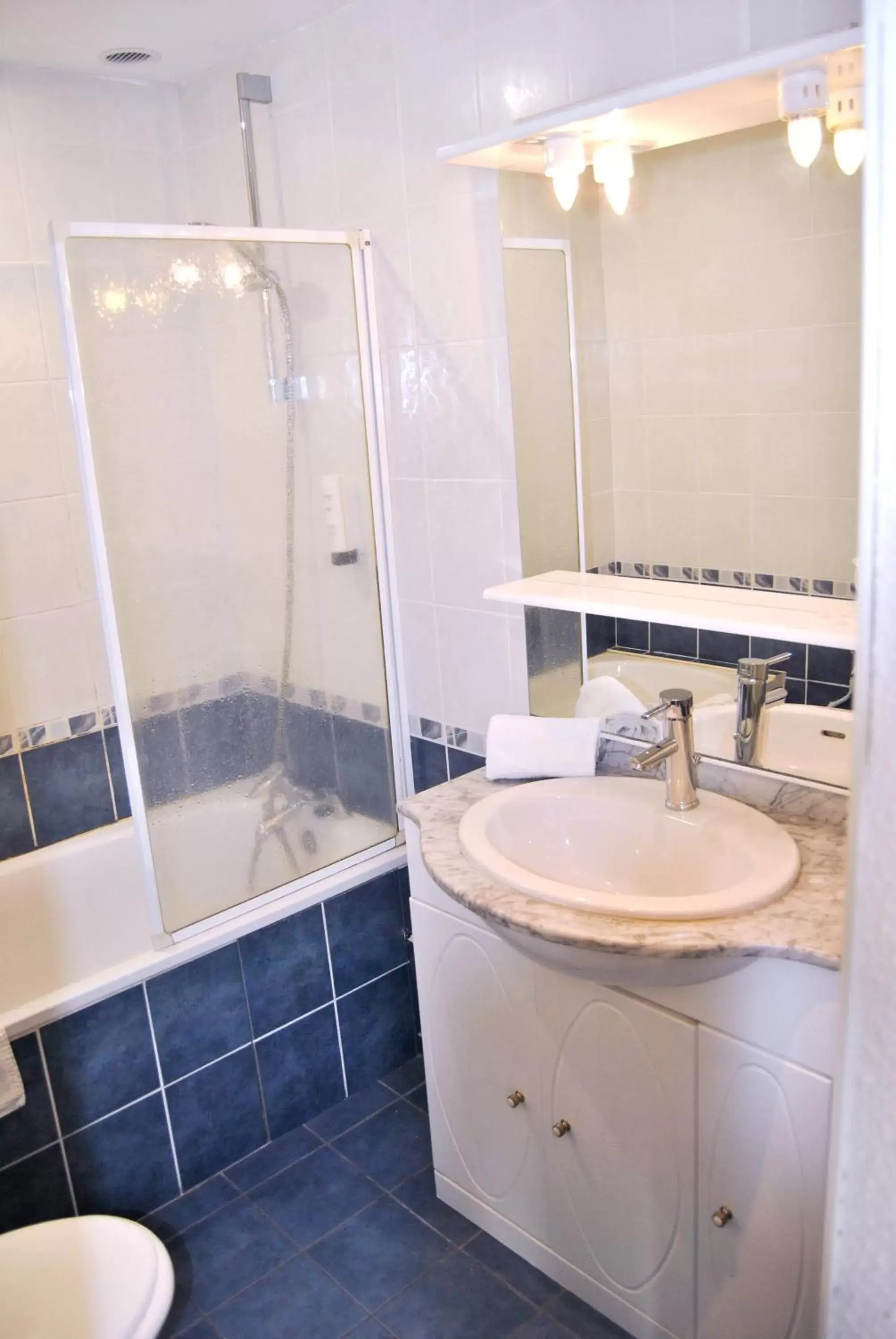 Triple Room with Private Bathroom in Hôtel Le Thurot- Dijon Centre Gare Triple Room with Private Bathroom in Hôtel Le Thurot- Dijon Centre Gare