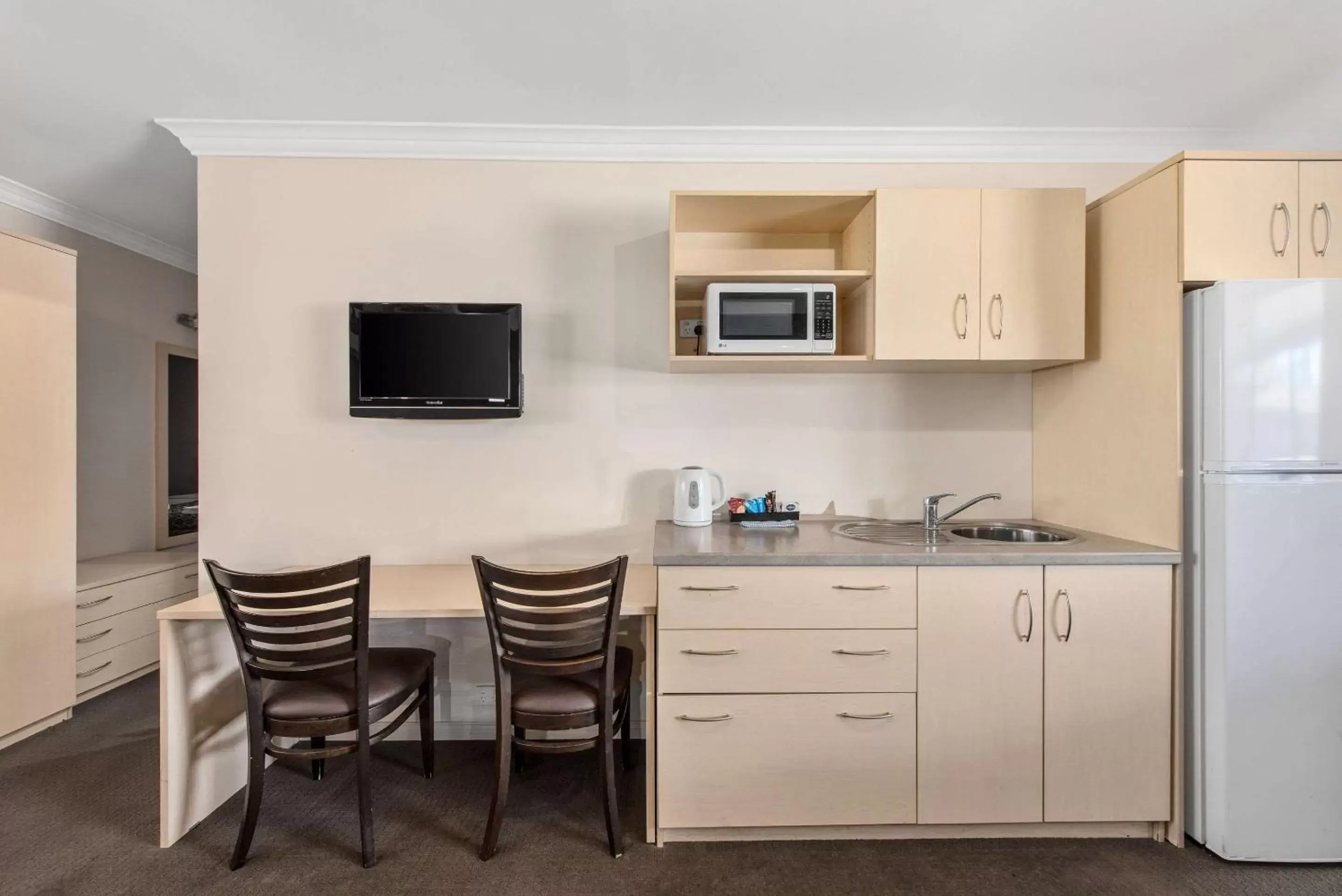 Photo of the whole room, Kitchen/Kitchenette in Econo Lodge Moree Spa Motor Inn