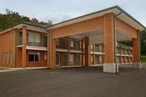 Facade/entrance, Property Building in America's Inn - Leeds