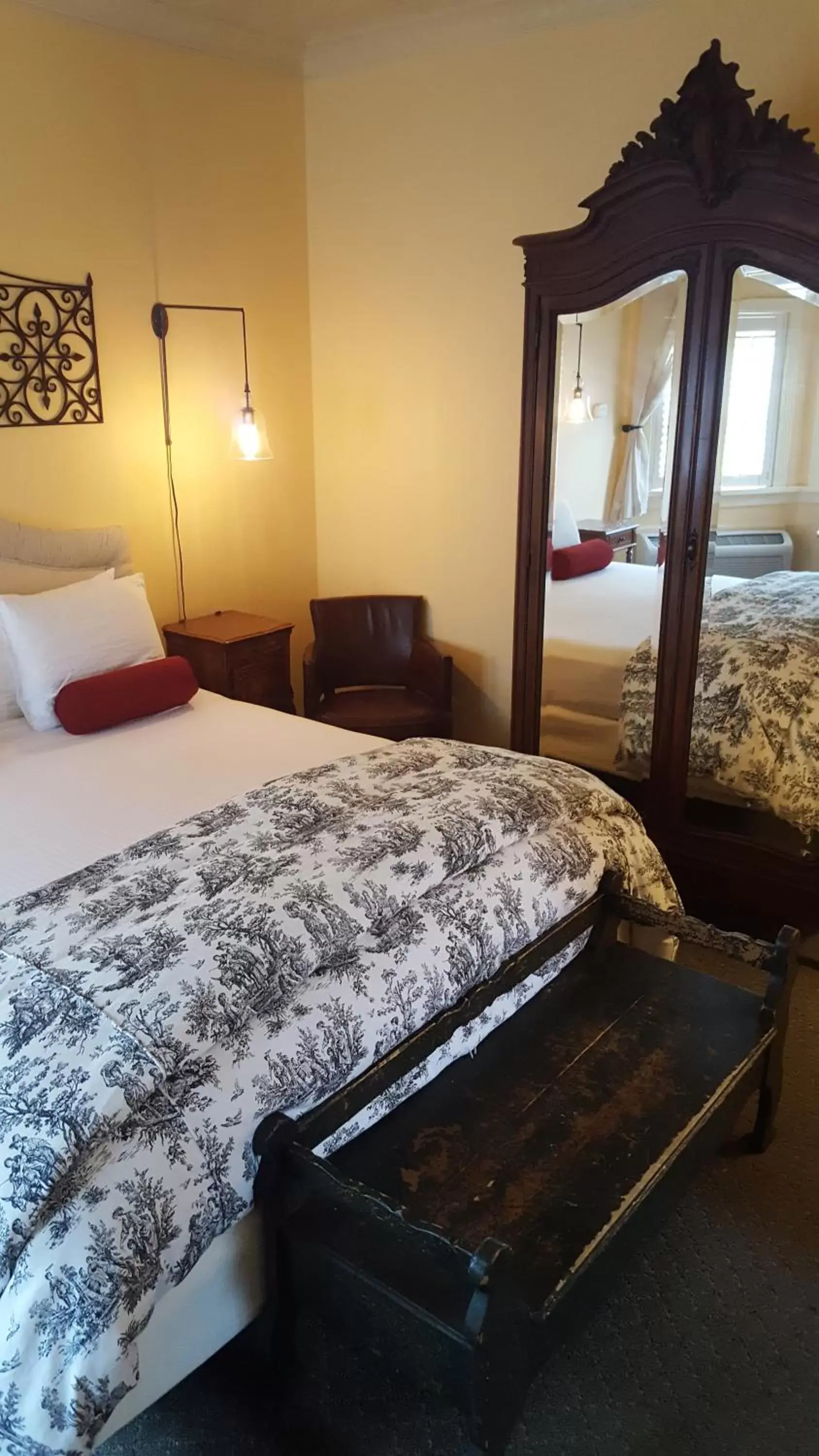 Bed in Maison Fleurie, A Four Sisters Inn