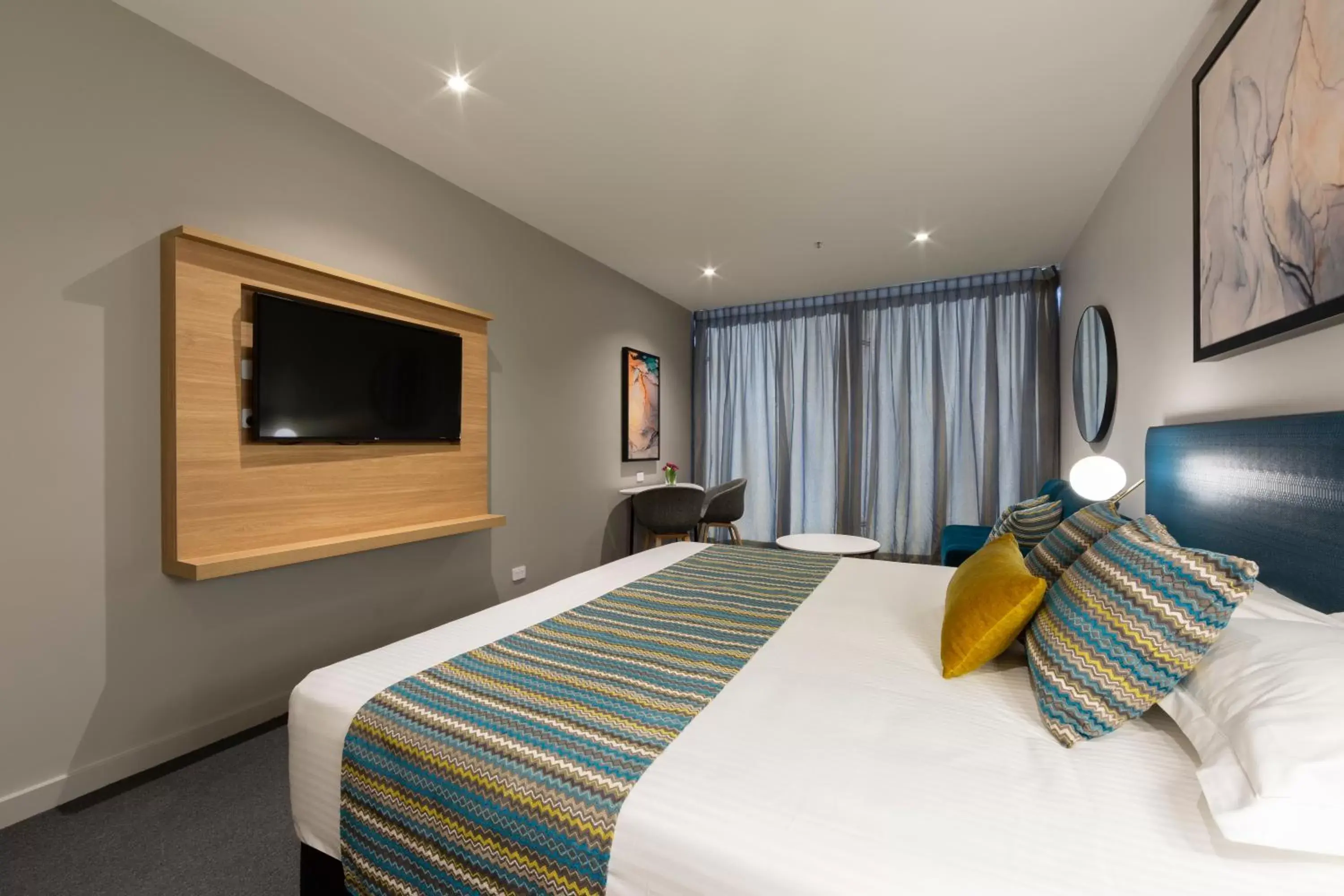 Communal lounge/ TV room, Bed in Mercure Canberra Belconnen