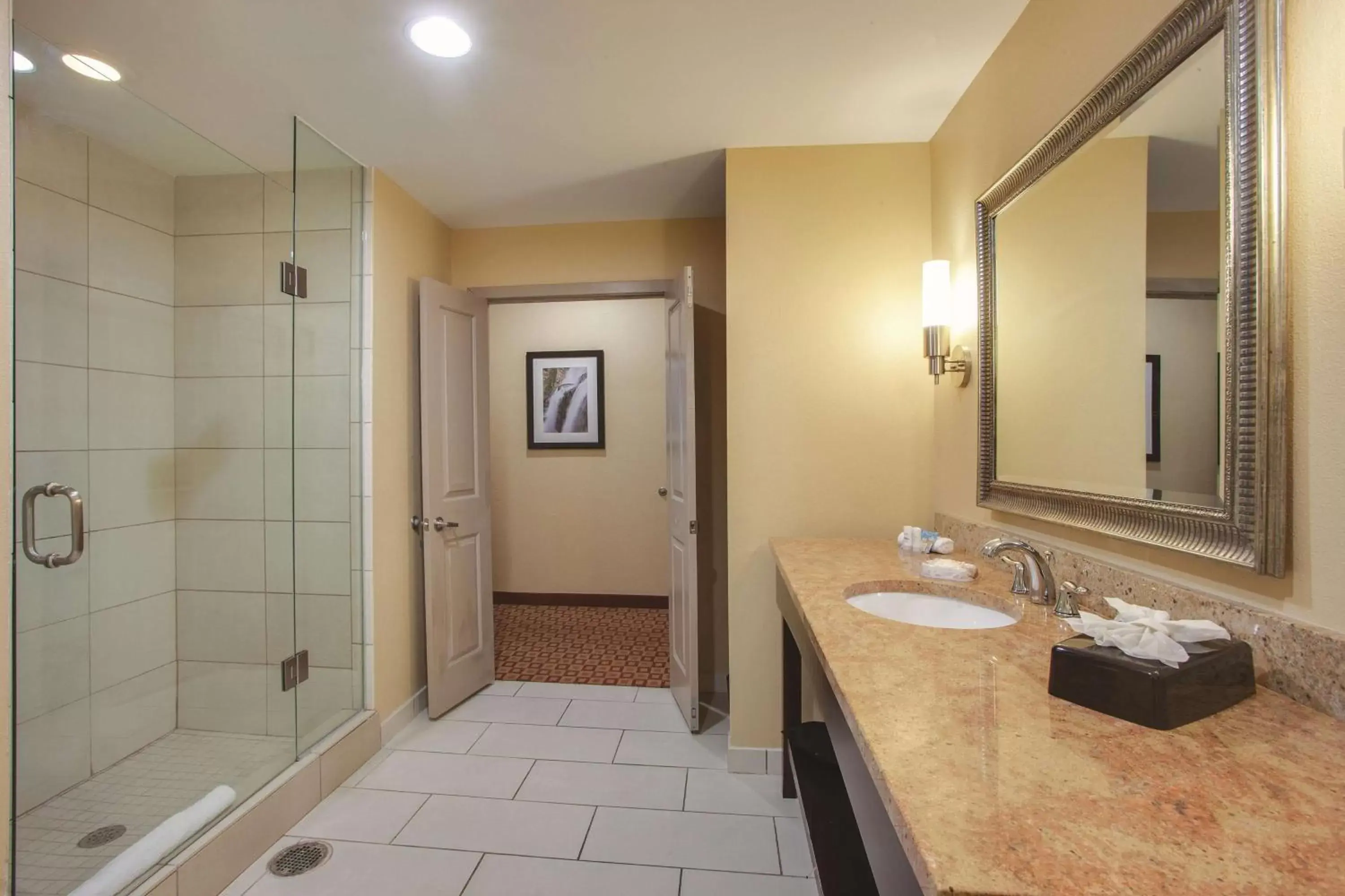 Photo of the whole room, Bathroom in La Quinta by Wyndham Verona