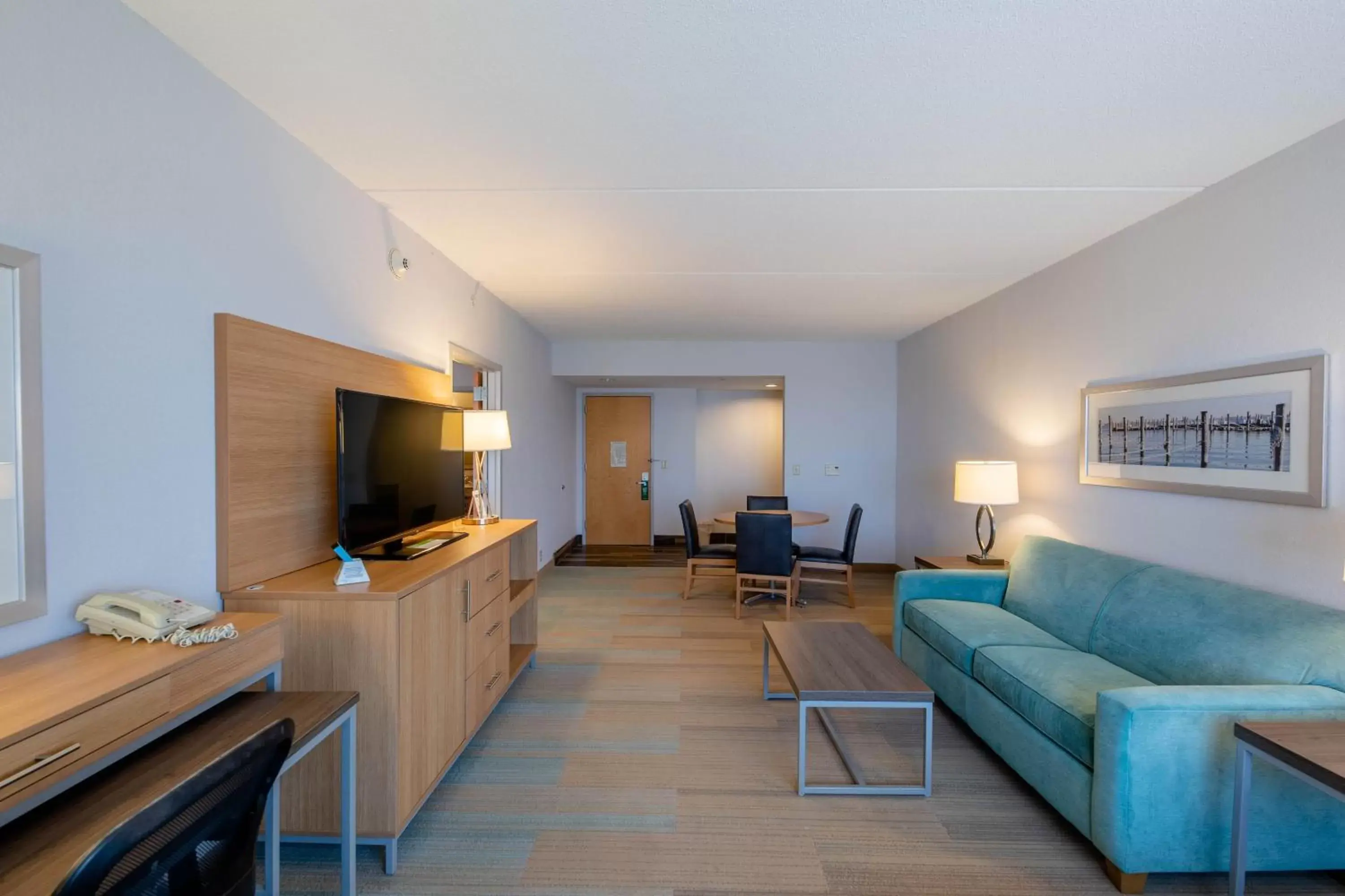 Photo of the whole room, Seating Area in Holiday Inn Manahawkin/Long Beach Island, an IHG Hotel