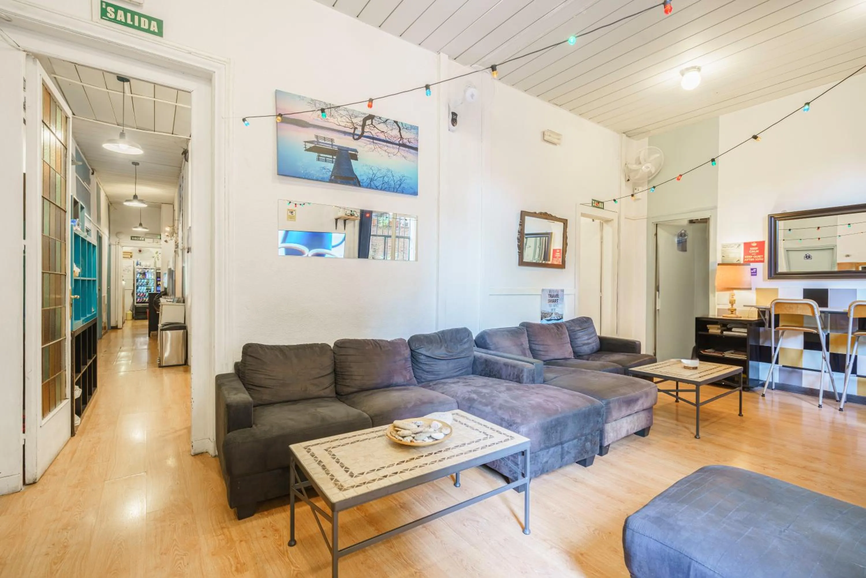 Communal lounge/ TV room in Casa Barcelo Hostel Barcelona