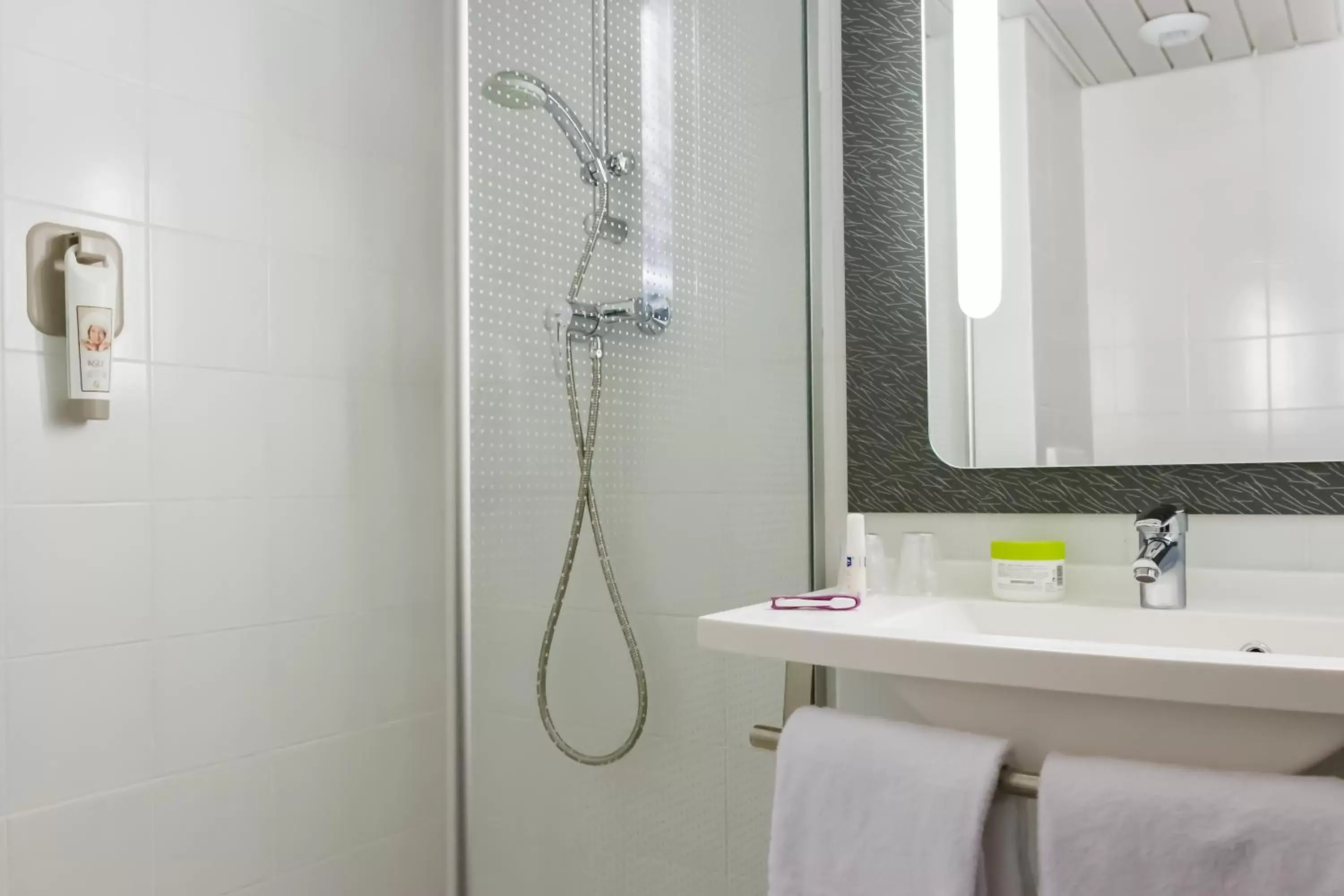 Shower, Bathroom in Hotel ibis Porto Sao Joao