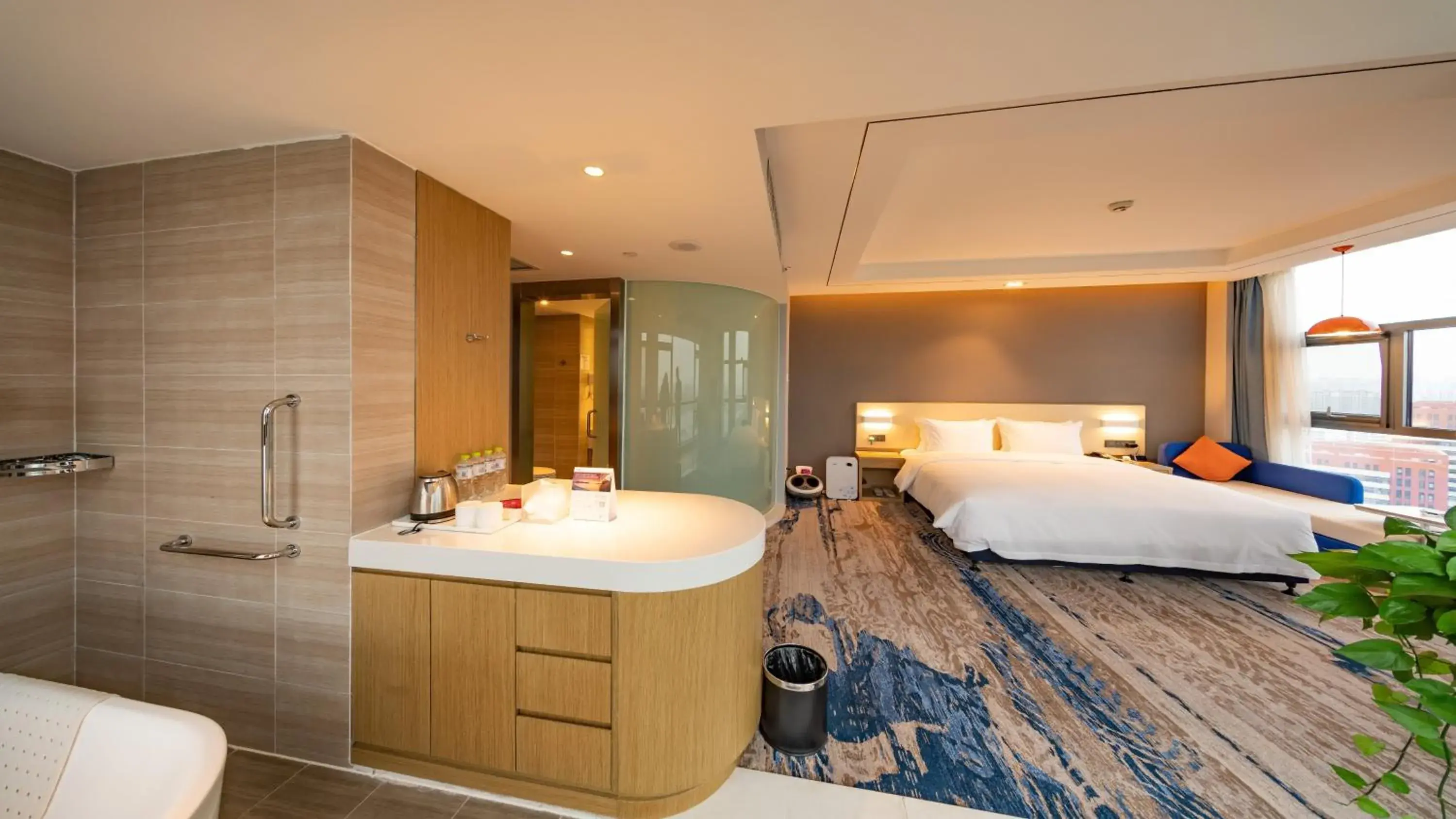 Photo of the whole room, Bathroom in Holiday Inn Express Linyi Riverside, an IHG Hotel
