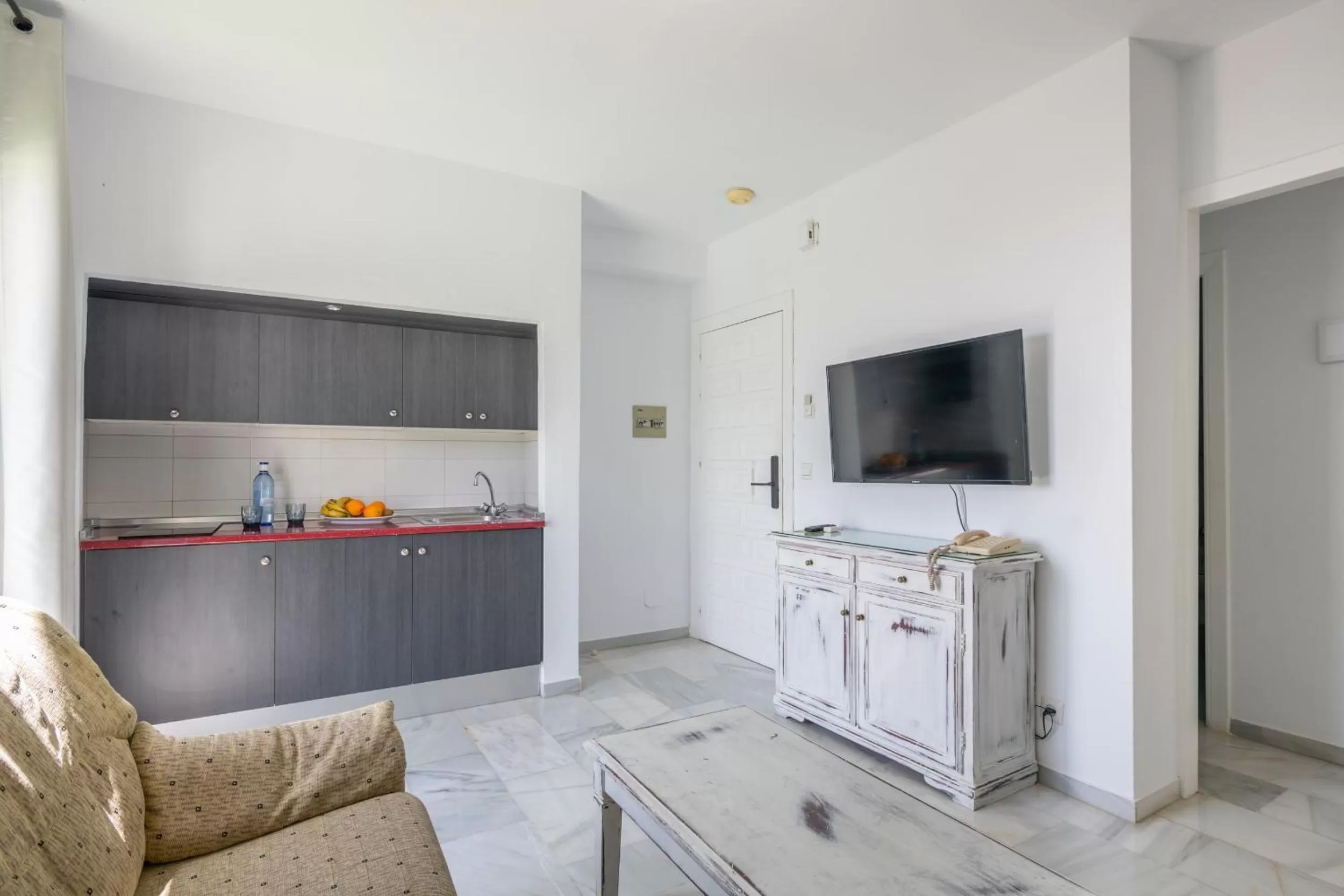 Living room in Apartahotel Playamaro by Dorobe